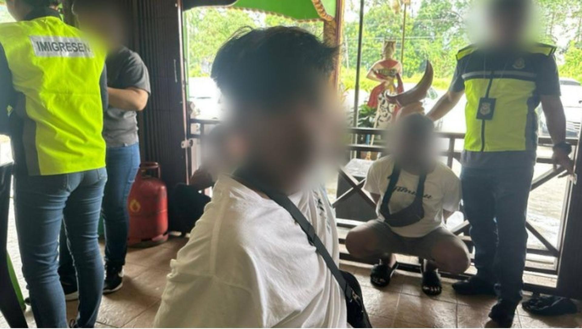 移民局执法人员与在打必禄被捕的外籍人士合影。