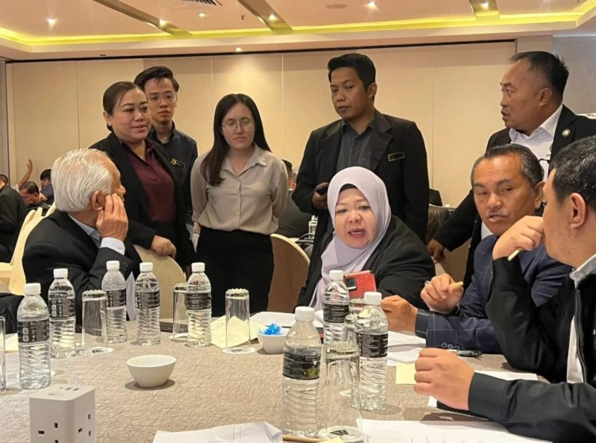 莫哈末奇在“2026年木中区乡区转型计划项目列名单工作坊”期间与各机构代表讨论项目细节。