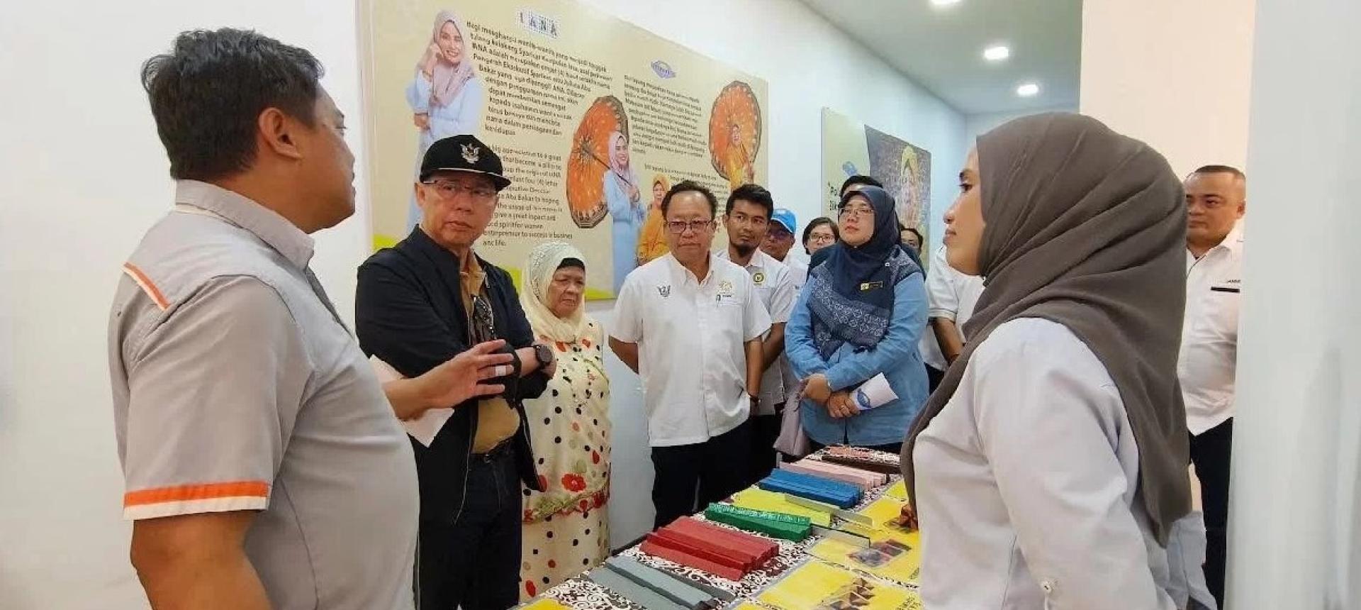 伦迪（左2）考察塔海鱼加工厂及Siti Payung砂拉越分层蛋糕展馆和博物馆。