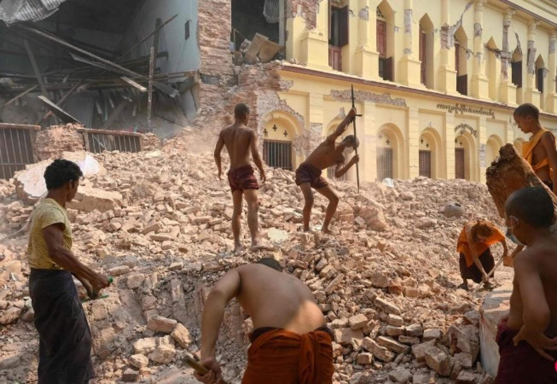 缅甸3月28日发生的大地震夺走数千条人命，还摧毁大量建筑物，令当地经济情况雪上加霜。图为地震后，曼德勒一些僧侣清理当地一座被震塌的寺庙。
