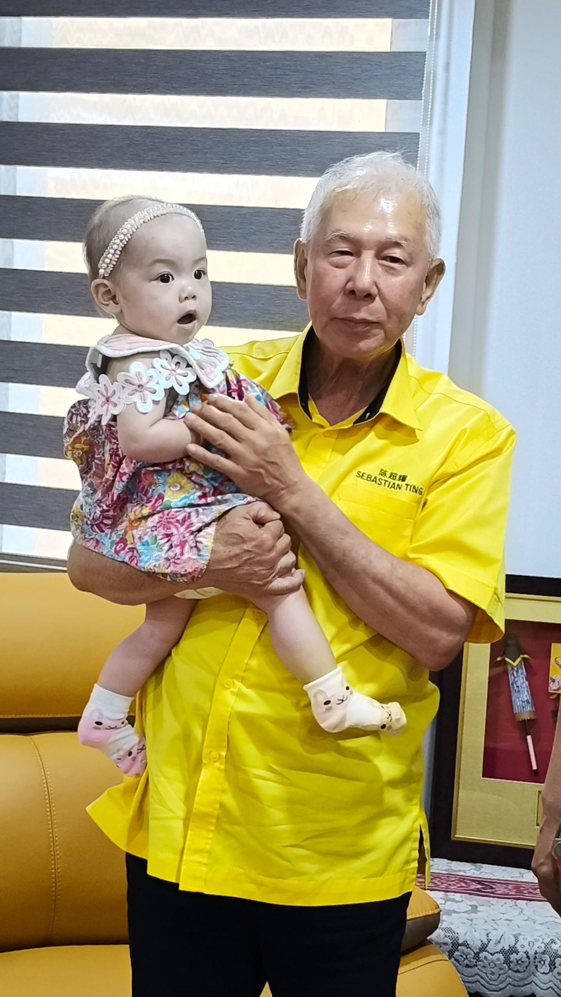 砂旅游部副部长兼美里人工耳蜗协会主席拿督陈超耀（右）协助毛柠萱发动筹款。