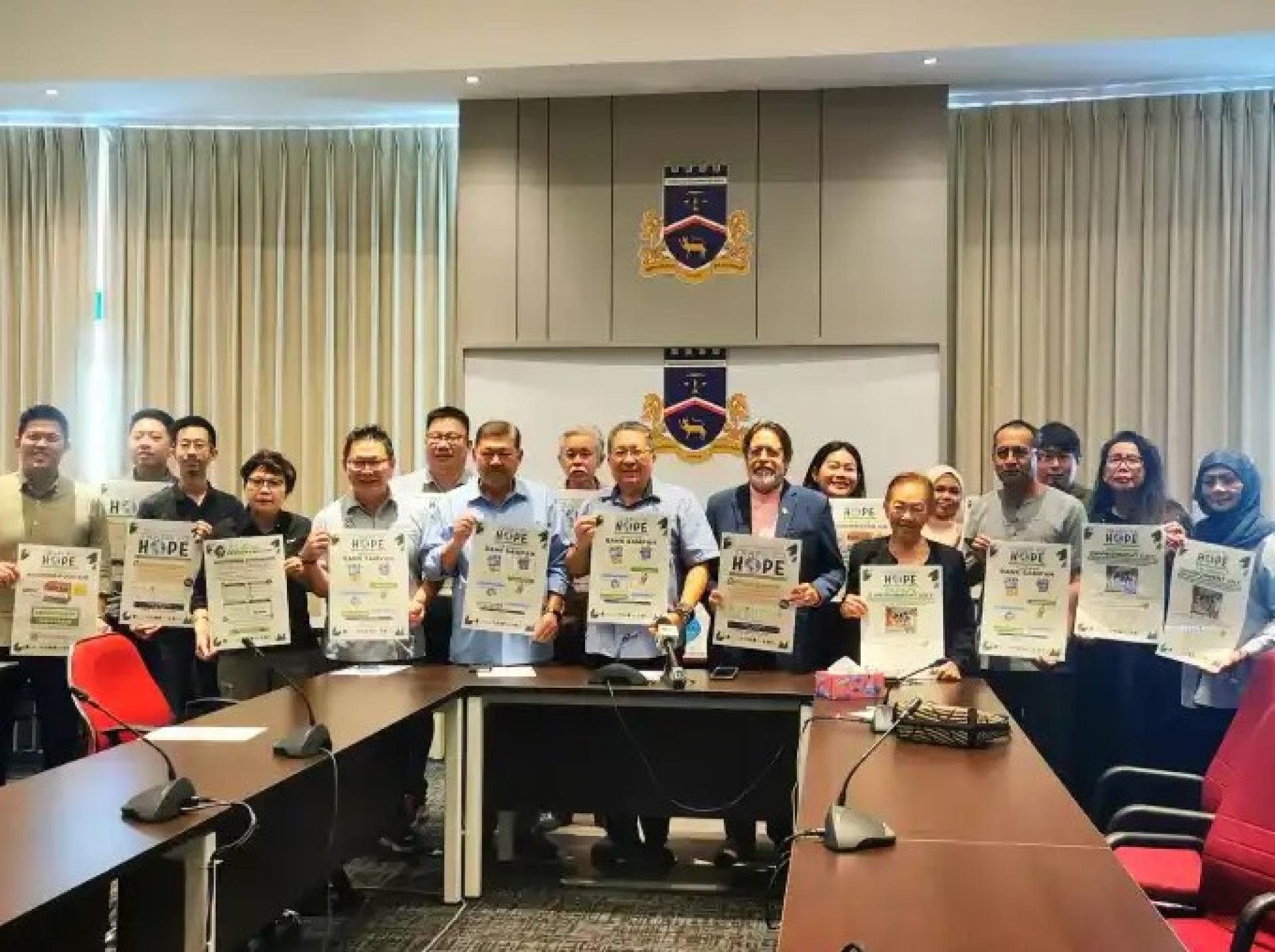 黄鸿圣（前排左6）与其他与会者在6月13日于MBKS举办的环境日新闻发布会后合影留念。