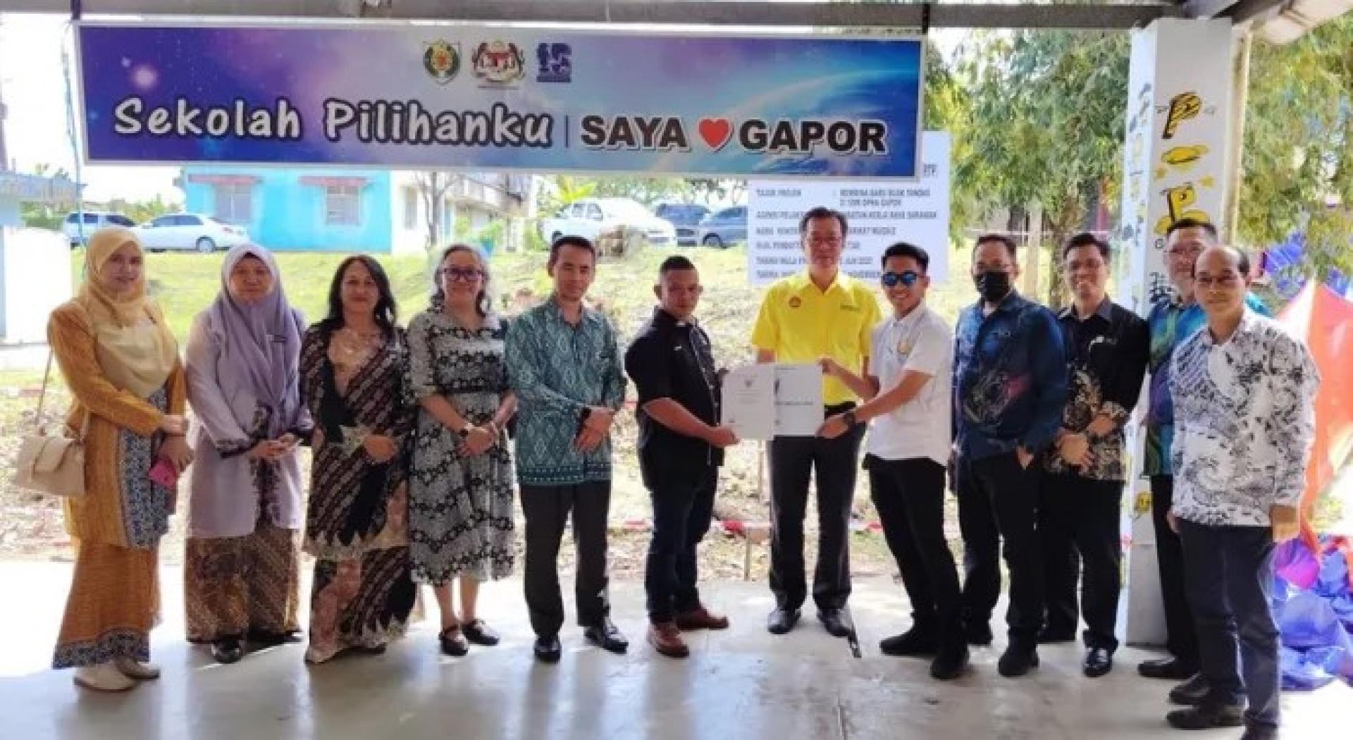 叶耀星在SMK DPHA Gapor见证公共工程局官员向承包商移交中标通知书。