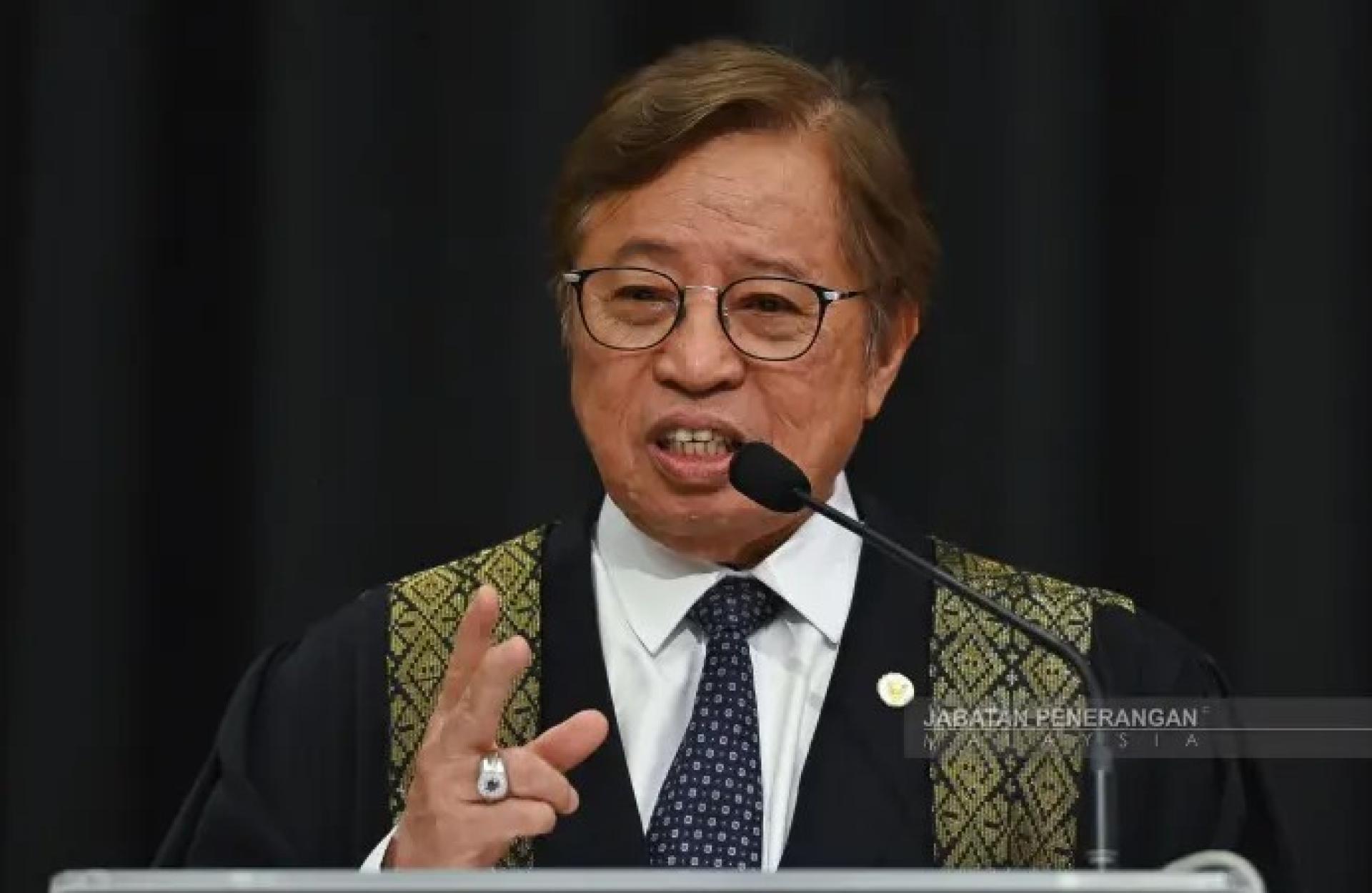 拿督巴丁宜丹斯里阿邦佐哈里敦奥本。