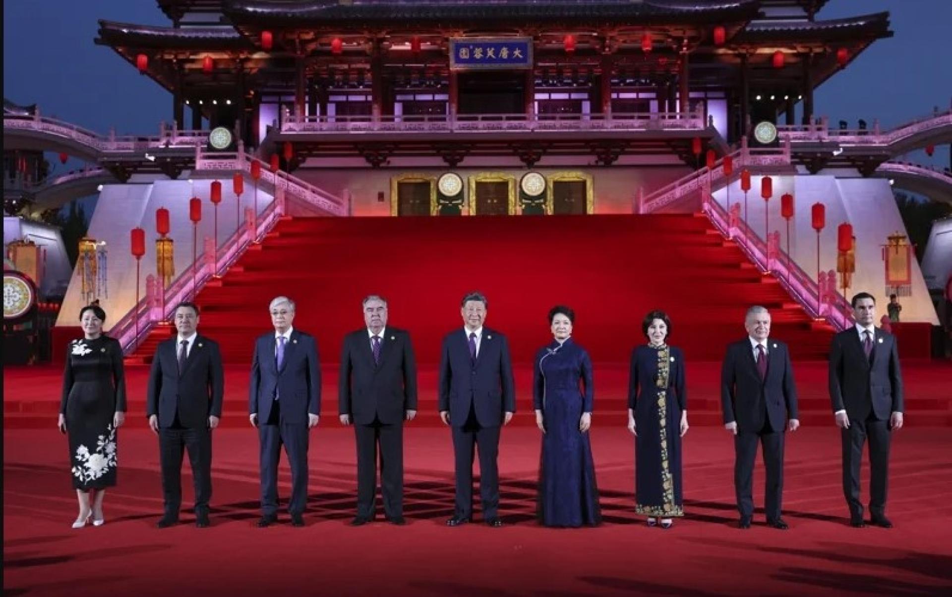 图为2023年5月18日，大陆国家主席习近平（右五）与夫人彭丽媛（右四）选在西安大唐芙蓉园欢迎中亚五国领袖，并于西安举办首届中国中亚峰会。