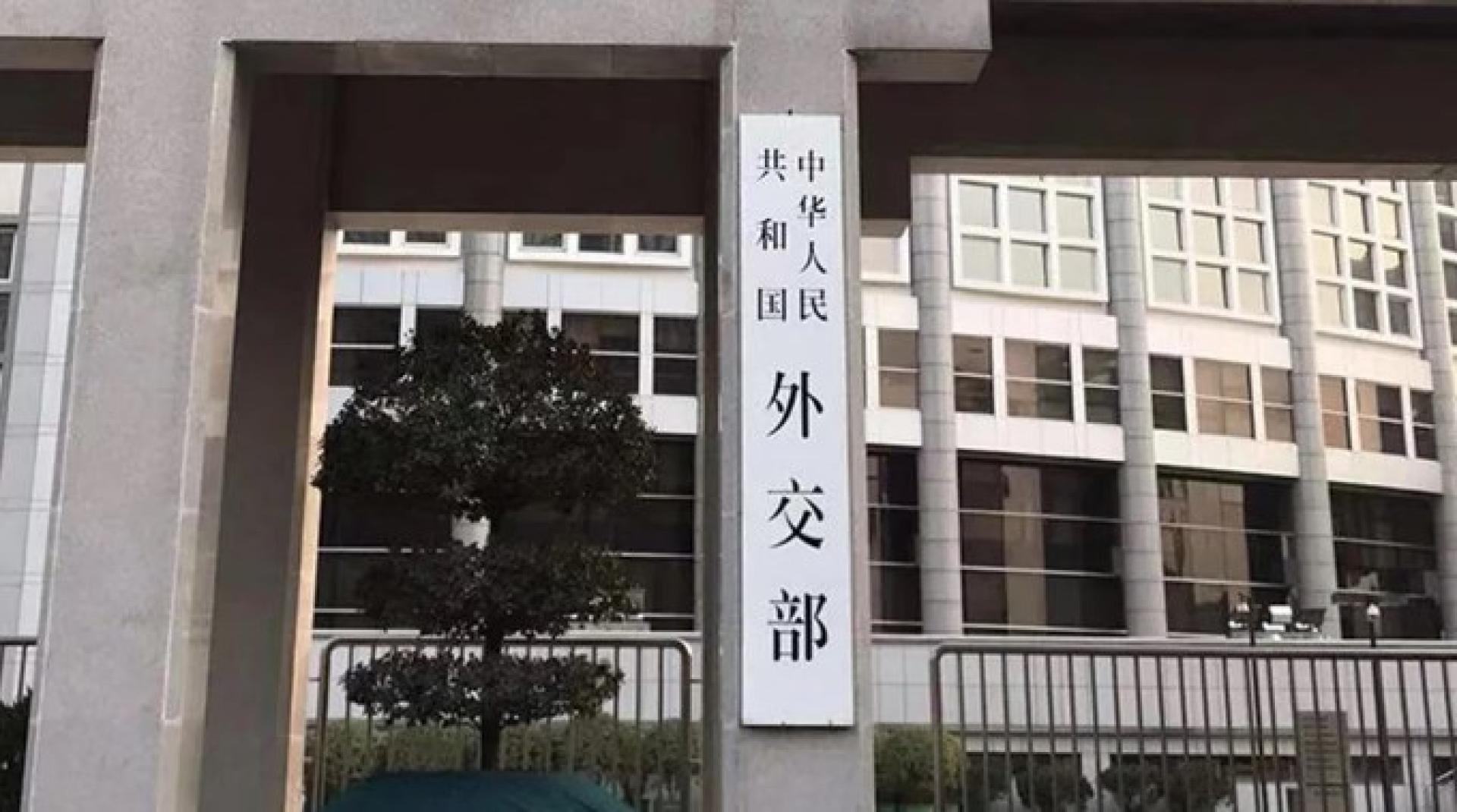 中国大陆外交部宣布，制裁13间美国军工企业及其高层。