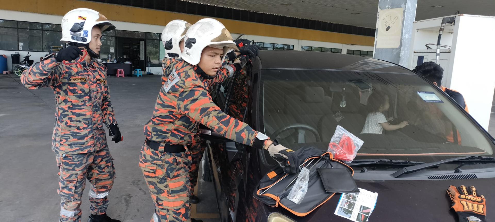 消拯队员使用特种工具迅速撬开车辆窗户并成功开启车门，将小孩平安救出。