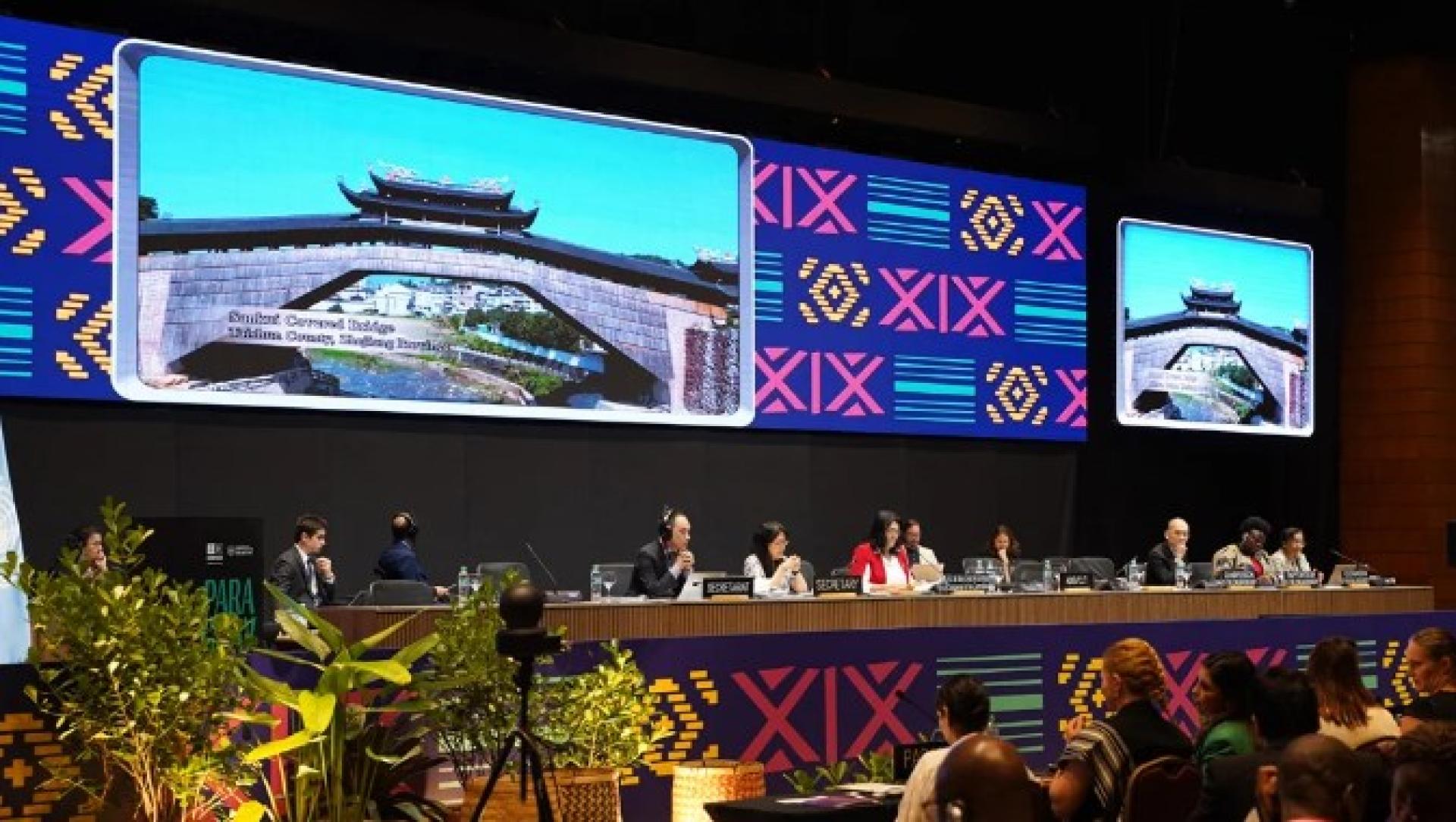 大屏幕播放“中国木拱桥传统营造技艺”宣传视频。（图：新华社）