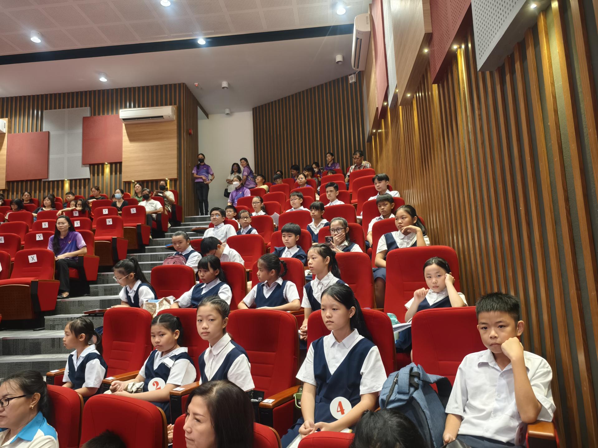 华语演讲比赛参赛学生准备就绪。
