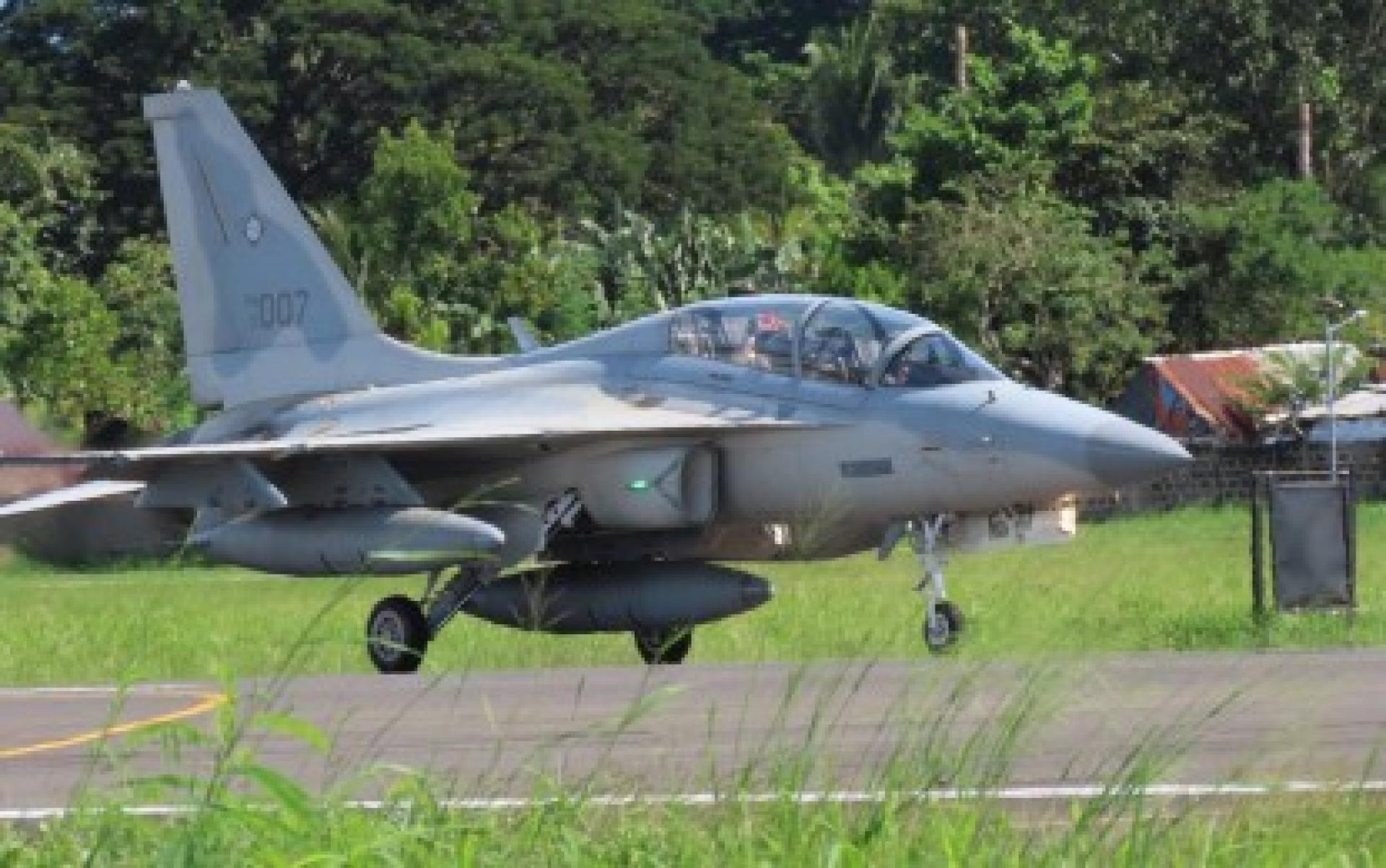 一架菲律宾空军 (PAF) FA-50PH 准备起飞。
