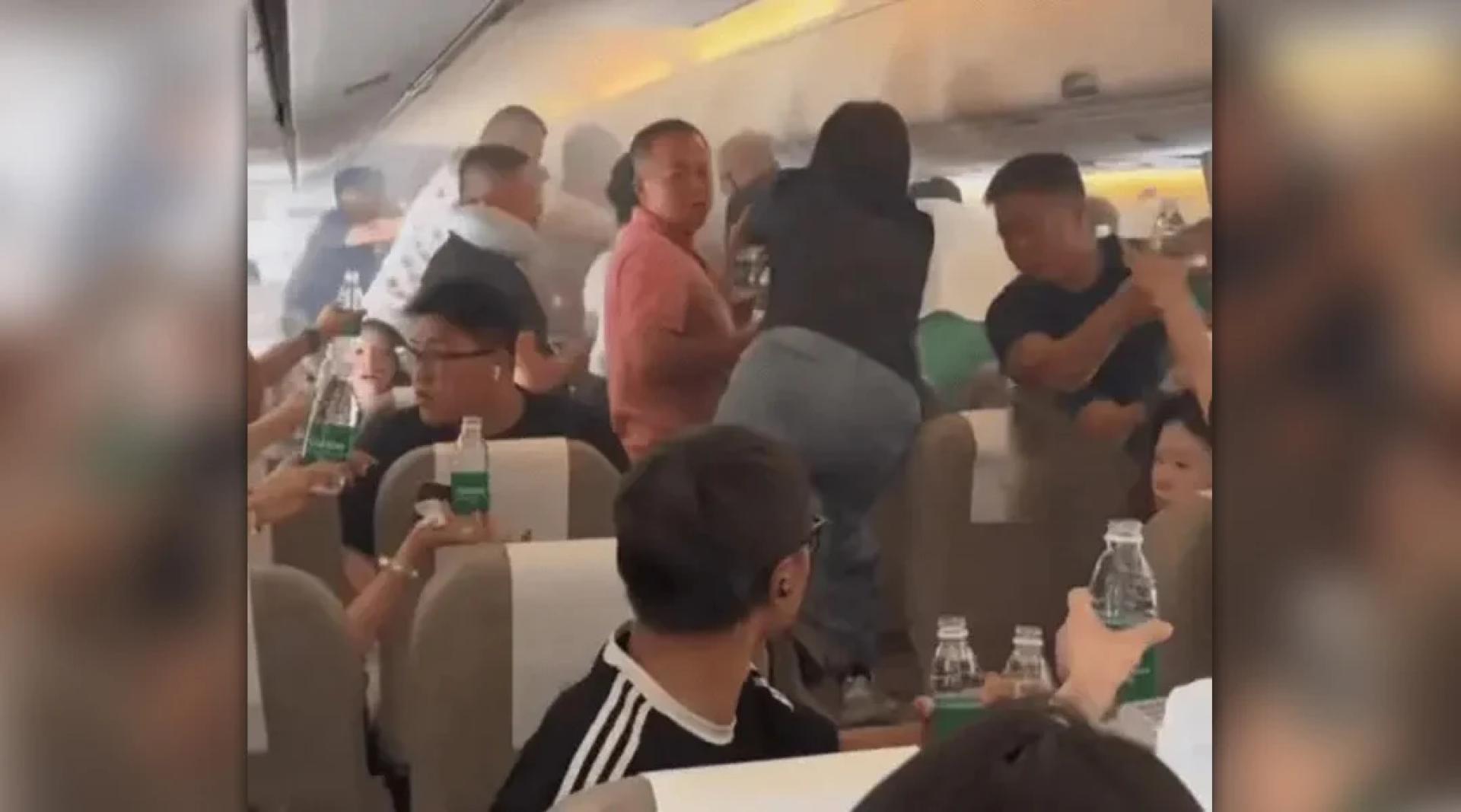 乘客们使用矿泉水接力协助扑救。