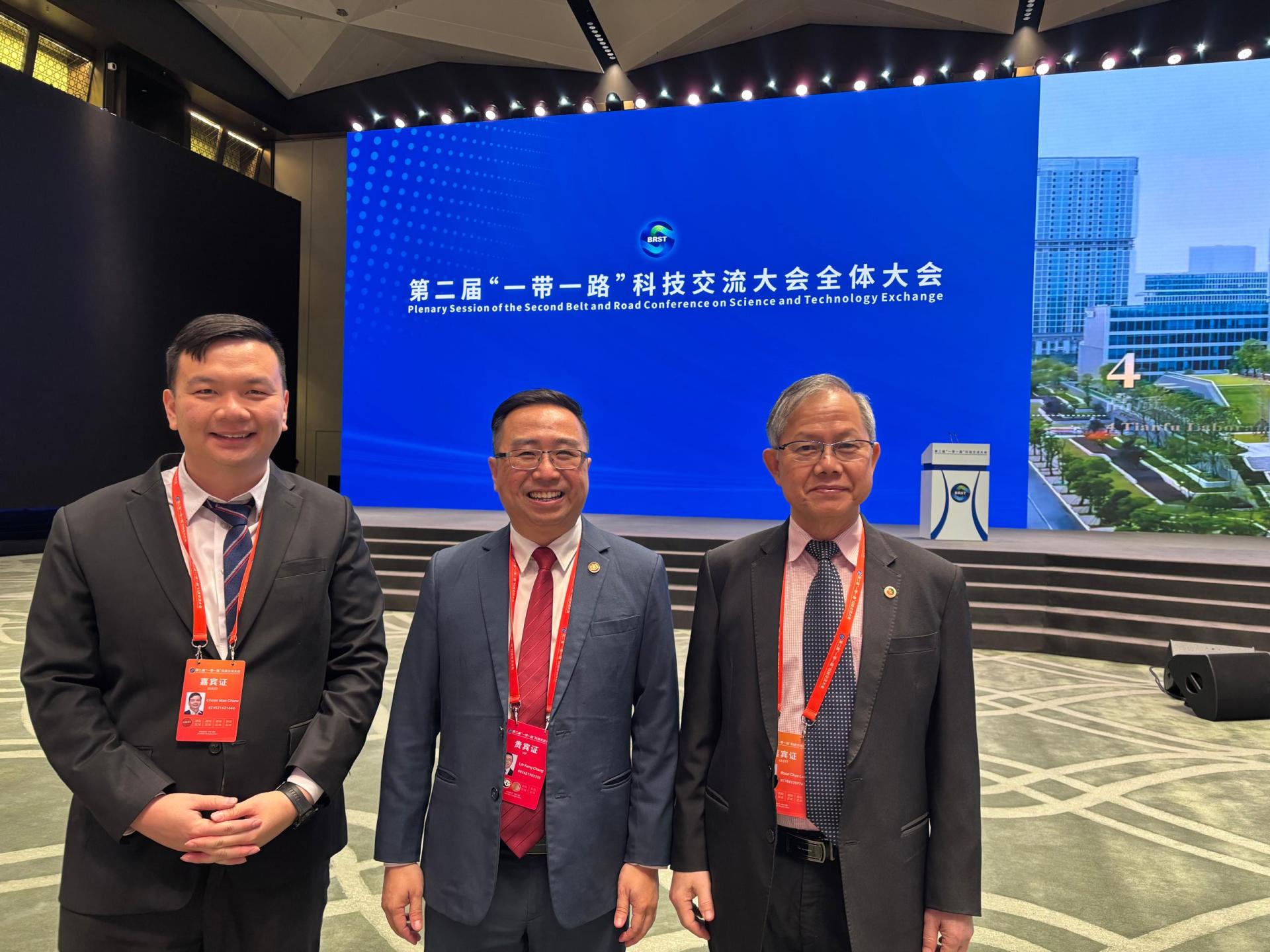 左起为美里国会议员赵俊文，马来西亚科学、工艺及革新部长郑立慷与马来西亚前卫生部副部  长拿督李文材医生合影。