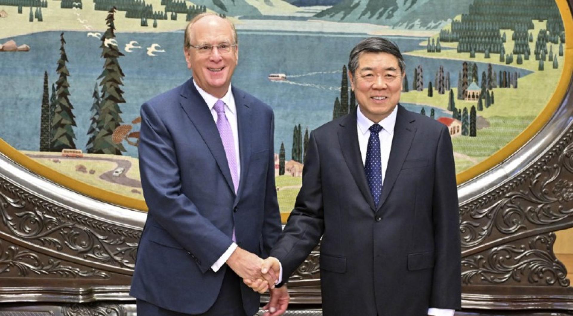 中国副总理何立峰5日在北京人民大会堂会见美国贝莱德集团董事长兼首席执行员芬克。
