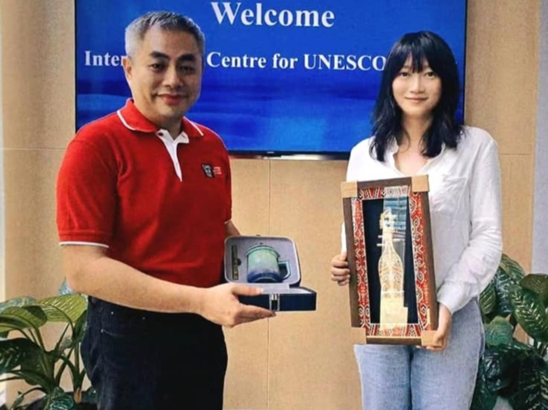 黎钟汉博士（左）与ICUA执行主任张薇教授在中国三亚中心办公室合影。