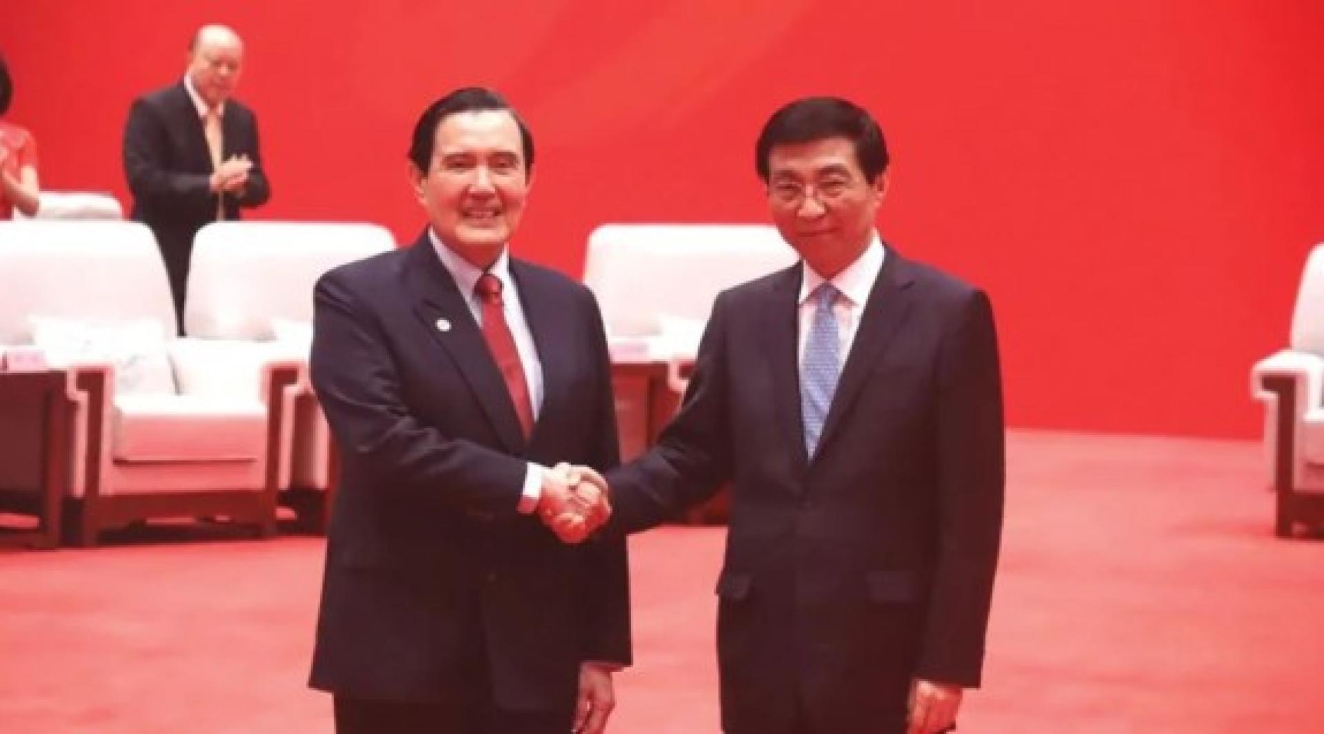 王沪宁（左）以“尊敬的马英九先生”称呼马英九。
