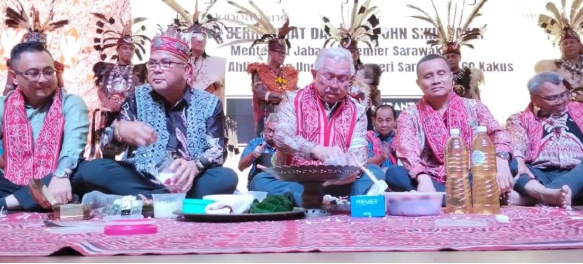 John Sikie menyertai upacara miring pada Majlis Malam Gawai Dayak Daerah Tatau 2025 di sebuah restoran di Bintulu, Sabtu malam.