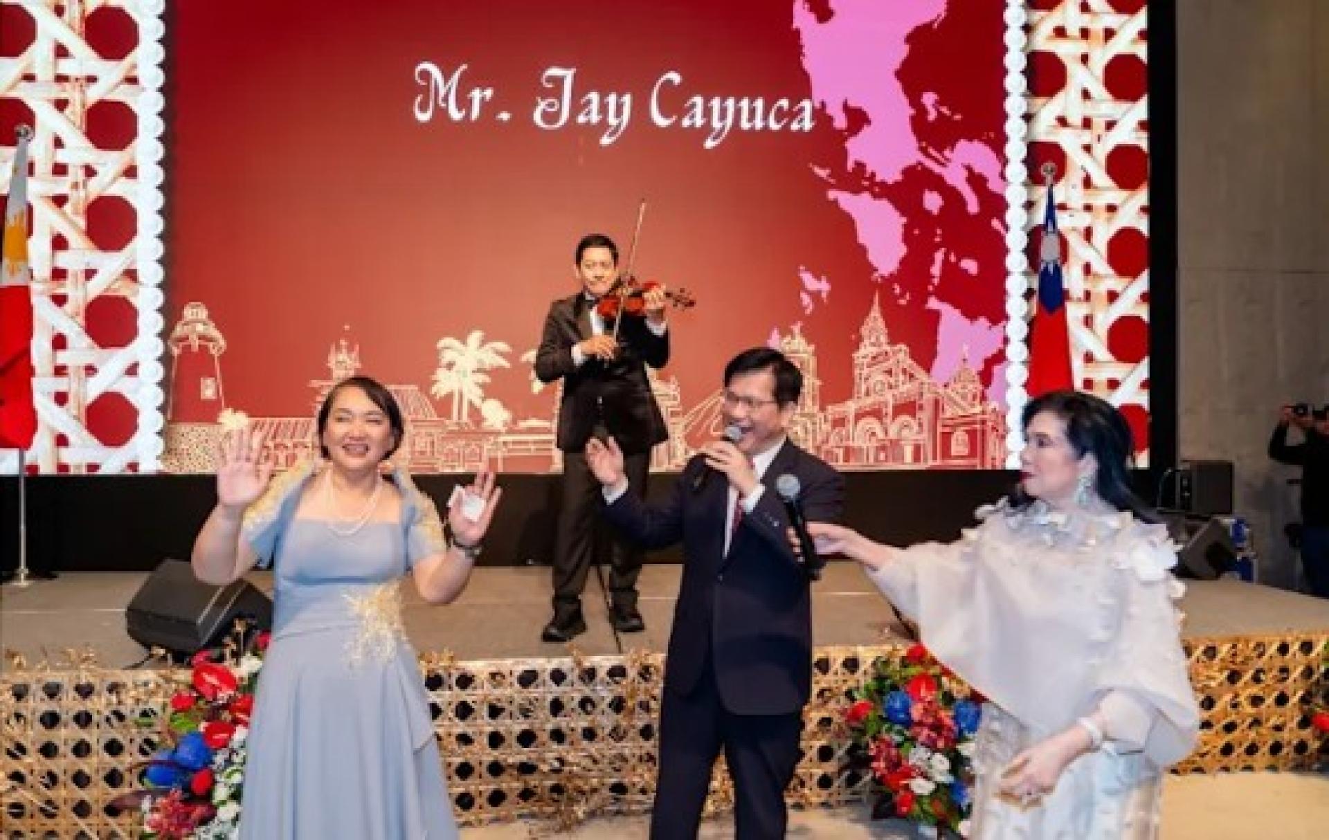 台湾外事部门负责人林佳龙13日出席庆祝菲律宾第127周年国庆酒会，还唱了《月亮代表我的心》。