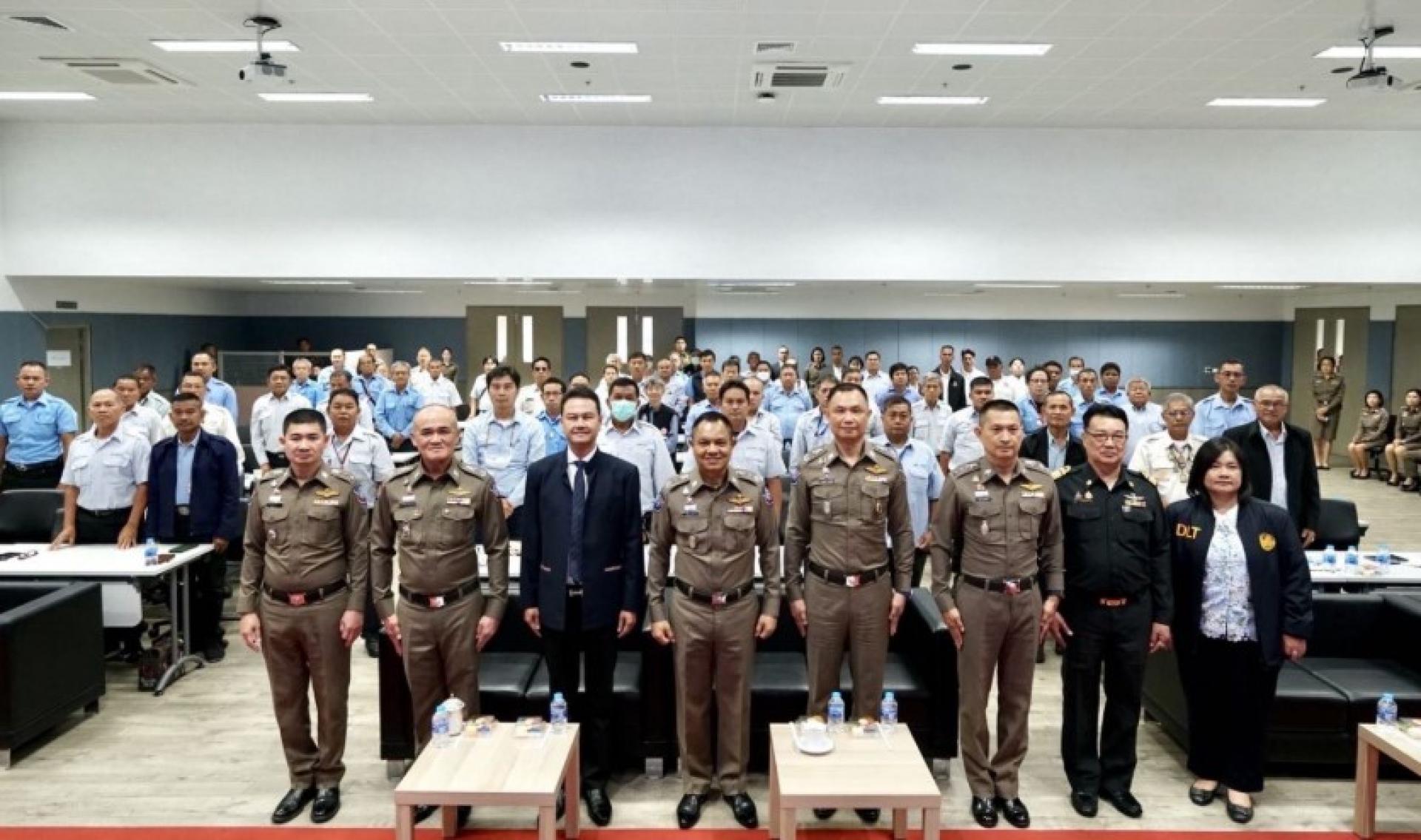 泰国旅游警察局联合泰国公共汽车驾驶员联合会，在曼谷举行出租车司机培训课程，着力打造“友善东道主”服务网络，切实保障游客安全。