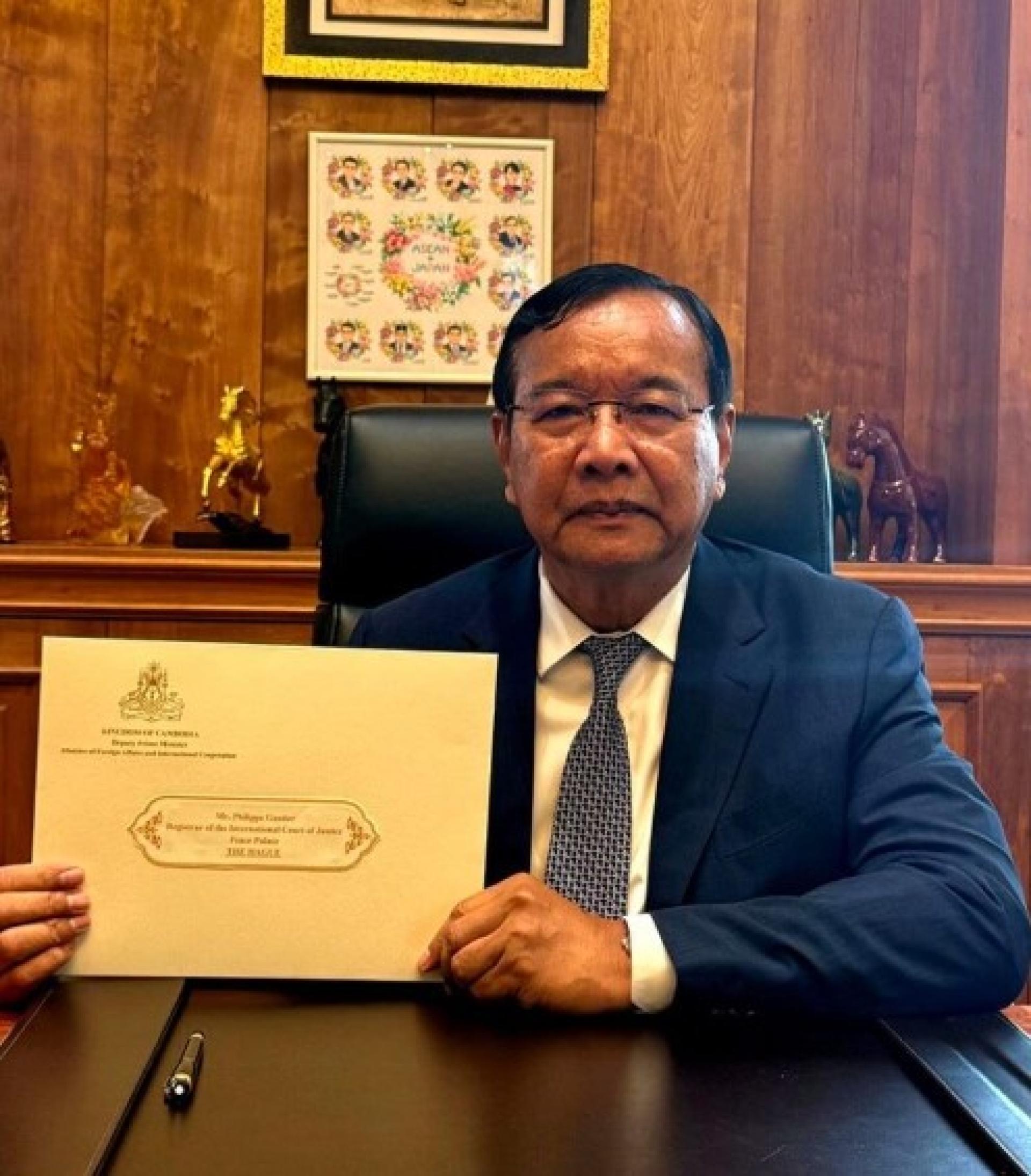 洪玛奈在脸书上以高棉语发布声明，并附上一张照片，图片中柬埔寨副首相兼外交与国际合作部大臣布拉索昆手持递交国际法院的正式信函。