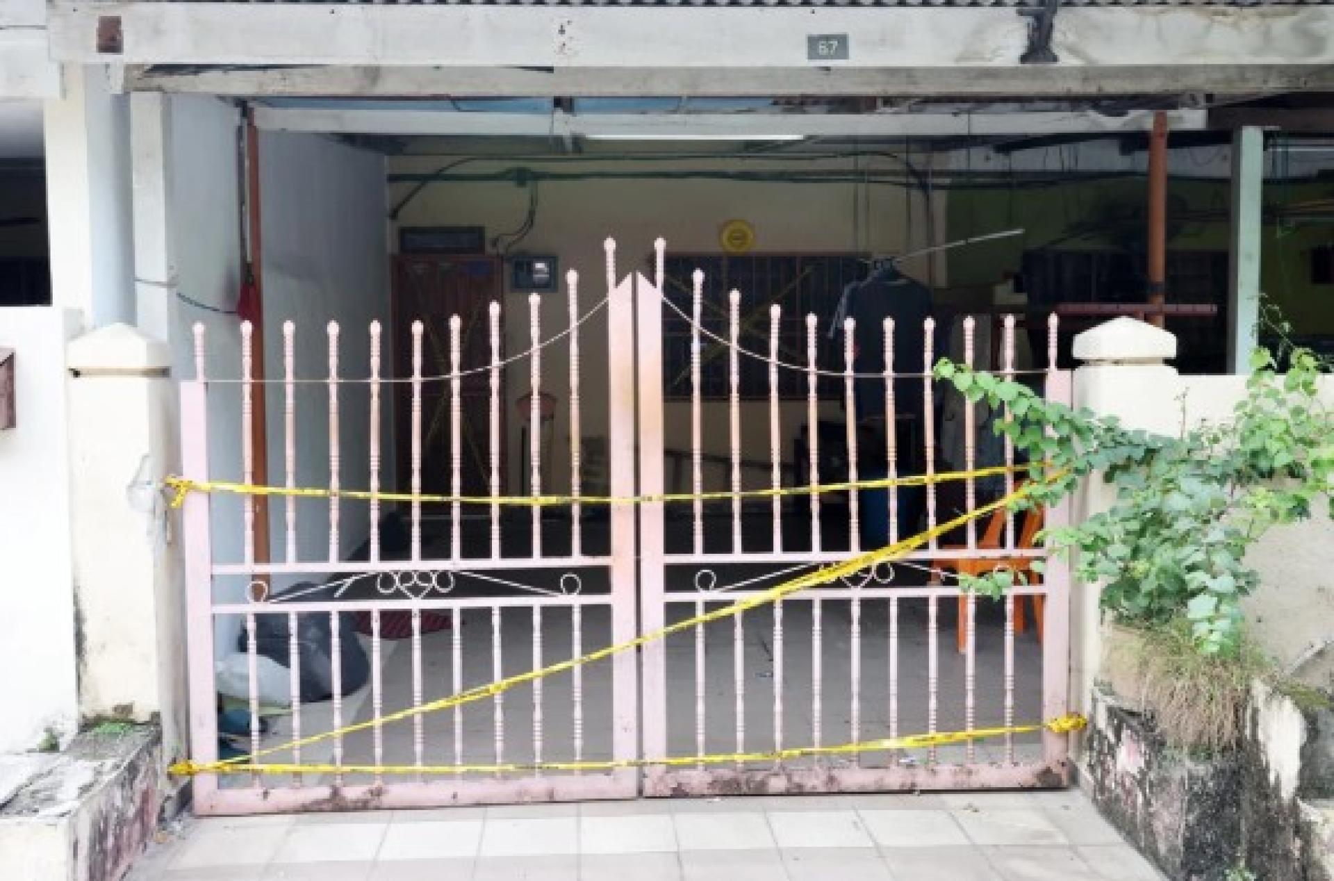警方用警戒线封锁现场。