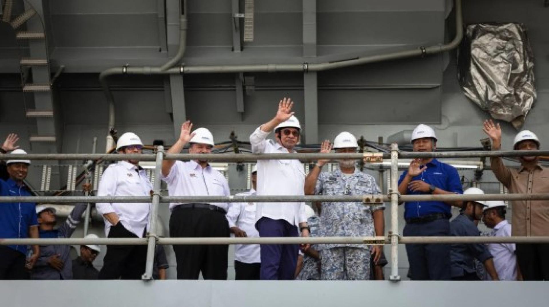 安华在红土坎海军基地视察濒海战斗舰（LCS）建造工程的进展。