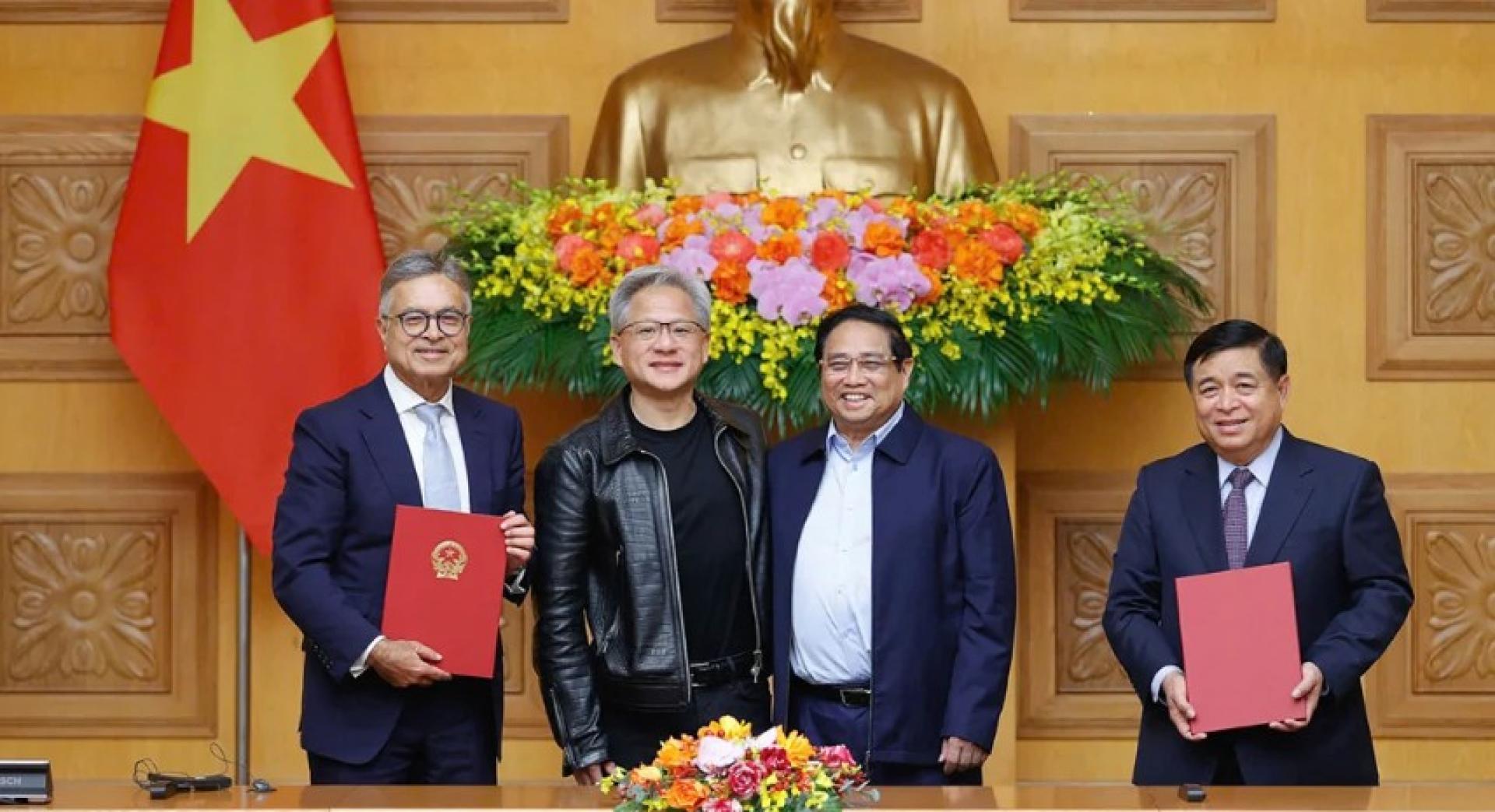 范明政（右二）与黄仁勋（左二）、英伟达执行副总裁贾普里（左）和阮志勇（右）在河内政府办公室举行会议时合影。