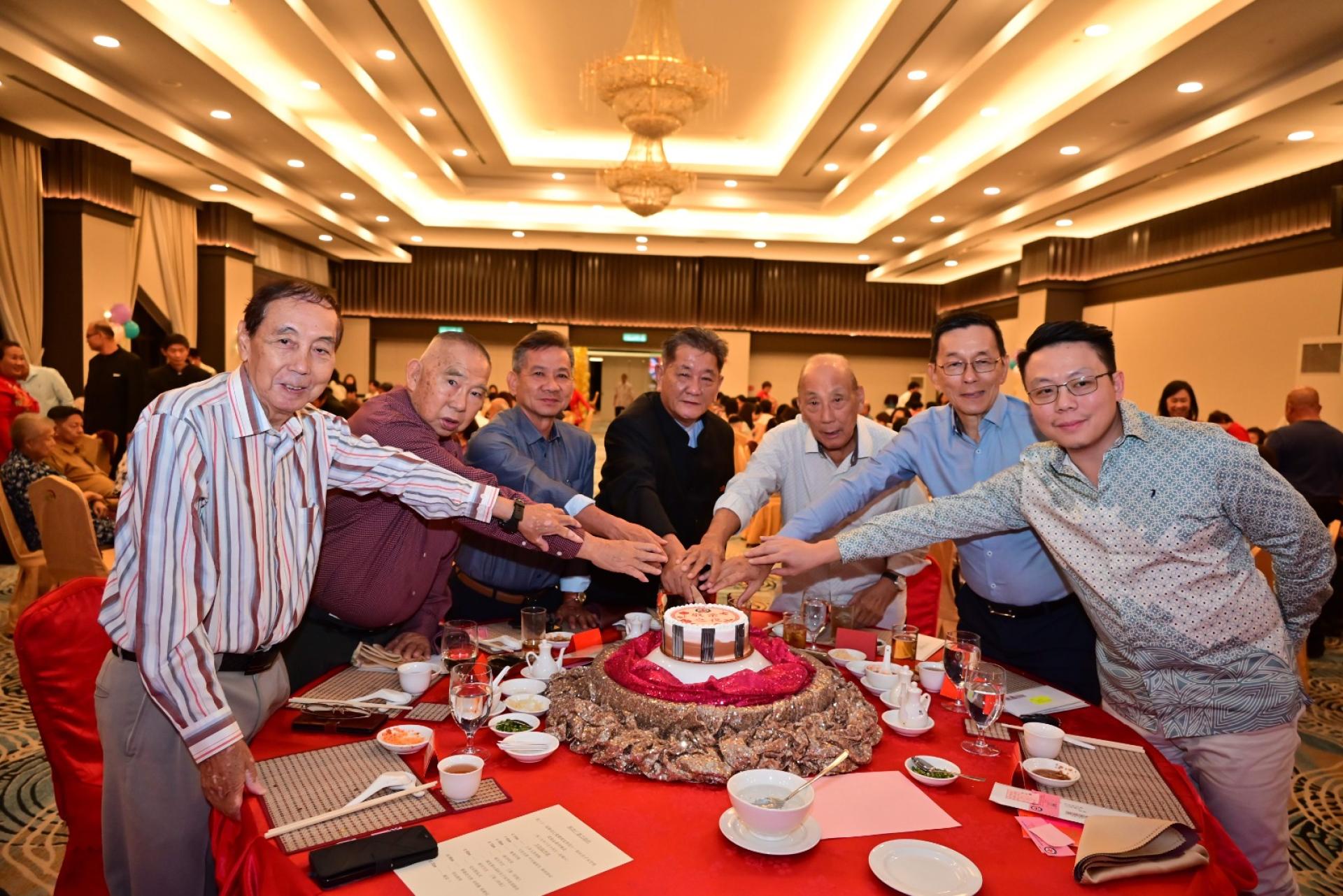 汶莱广惠互助社主席叶天福、丕显甲必丹拿督吴景进与该会法律顾问、名誉顾问进行切蛋糕仪式