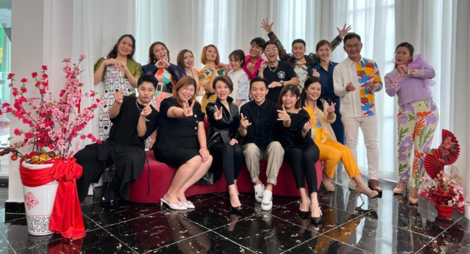 爱FM DJ与幕后团队开心合照，庆祝MV拍摄成功。