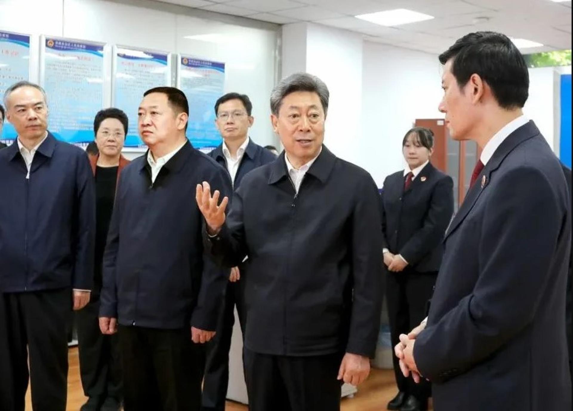 中共政法委书记陈文清近日召集会议，强调要着力加强社会治安整体防控，强化重点场所、重大活动管理和社会面巡控，严防发生重大公共安全事件。图为9月陈文清在西藏调研。