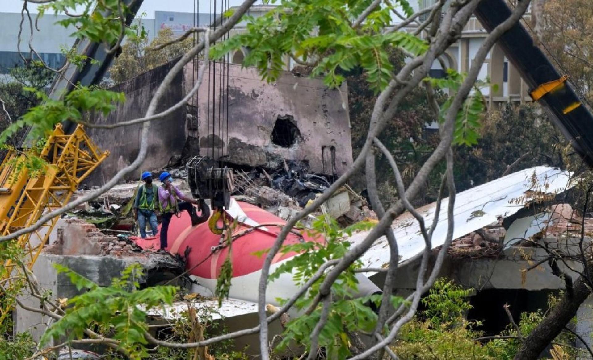 截至6月14日，印度航空公司空难的遇难者人数已升至274人，其中包括33名地面人员。
