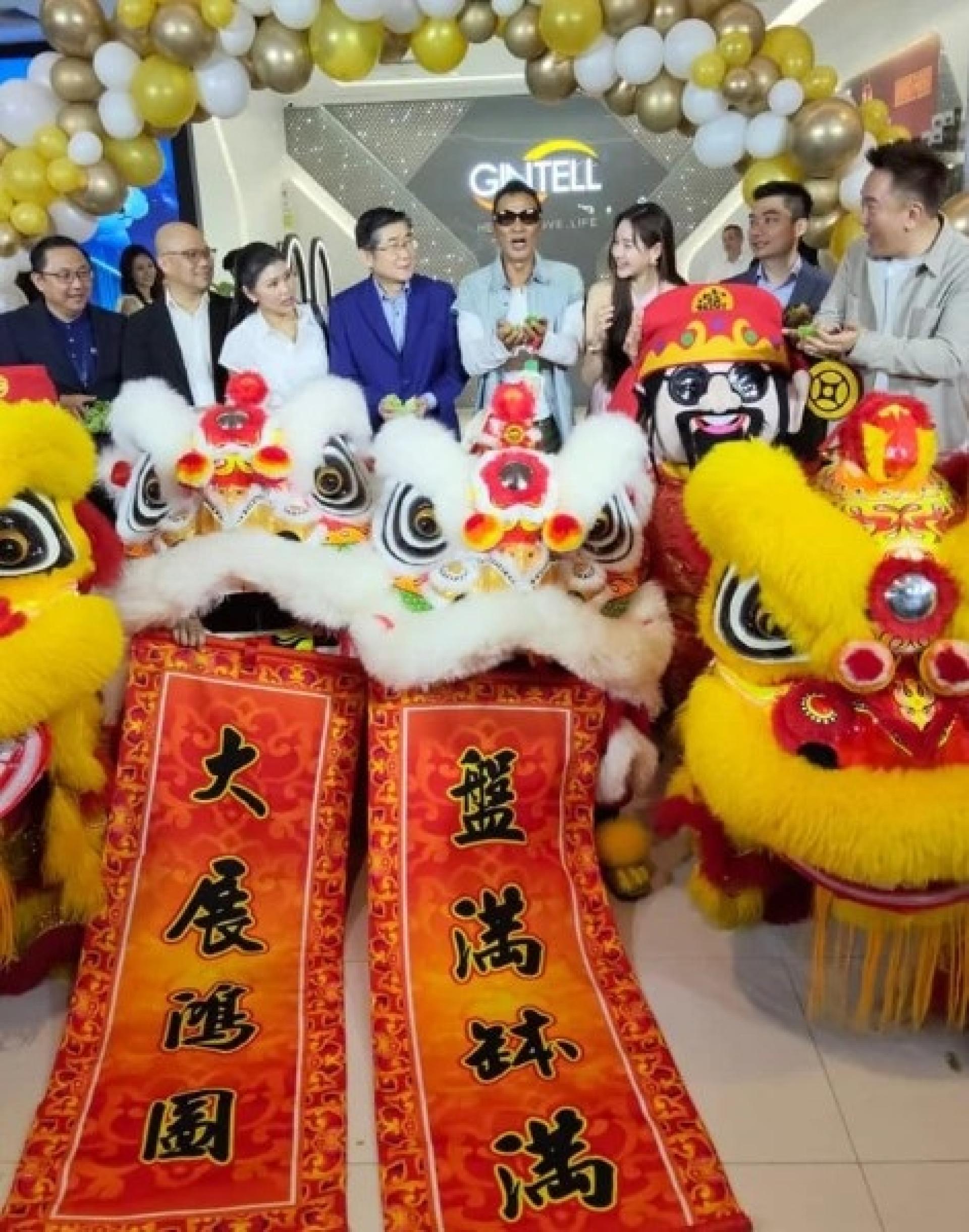 Gintell运营总监卢益润(左1起)丶双威嘉年华广场租赁部经理郑鸿兴丶GINTEL集团董事拿汀吴陈淑菲丶集团董事经理拿督吴正益丶Gintell代言人任达华丶黄诗棋丶洪伟翔律师丶M李明胜一同为双威嘉年华广场Gintell分行开张主持剪彩。