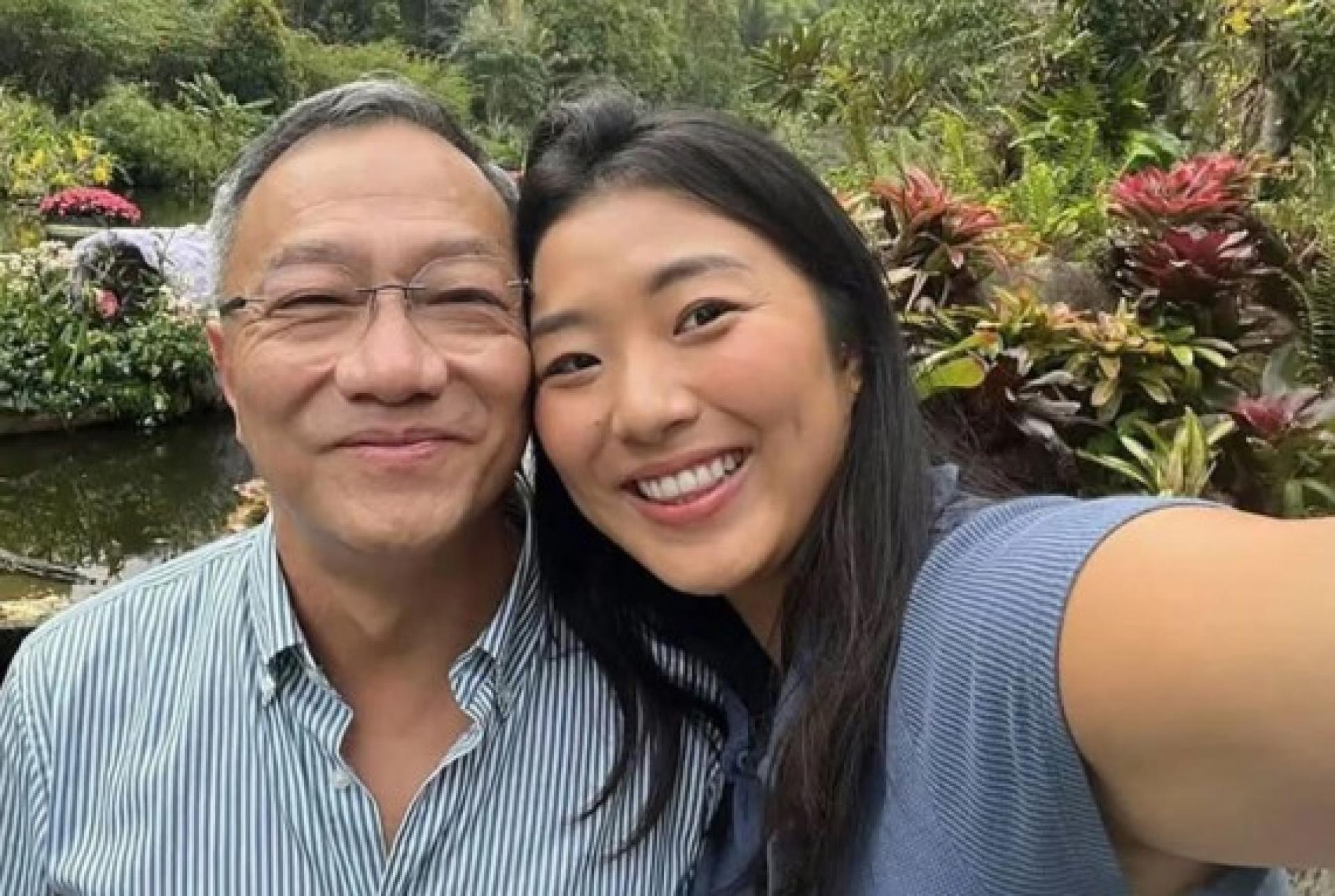 郑子健（左）与女儿郑芬妮（右）合照。