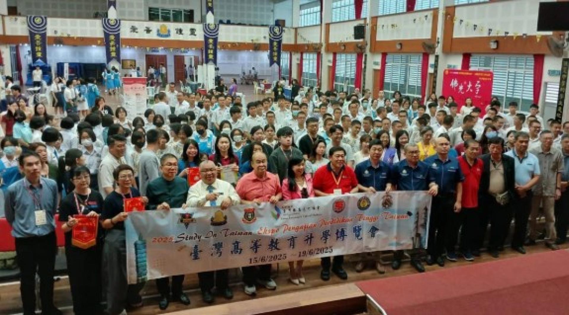 戴庆义（前排左4起）、欧财校长、曾文忠、张佳琳等与出席的台湾各大学代表及学生们在台湾高等教育升学博览会上合影。