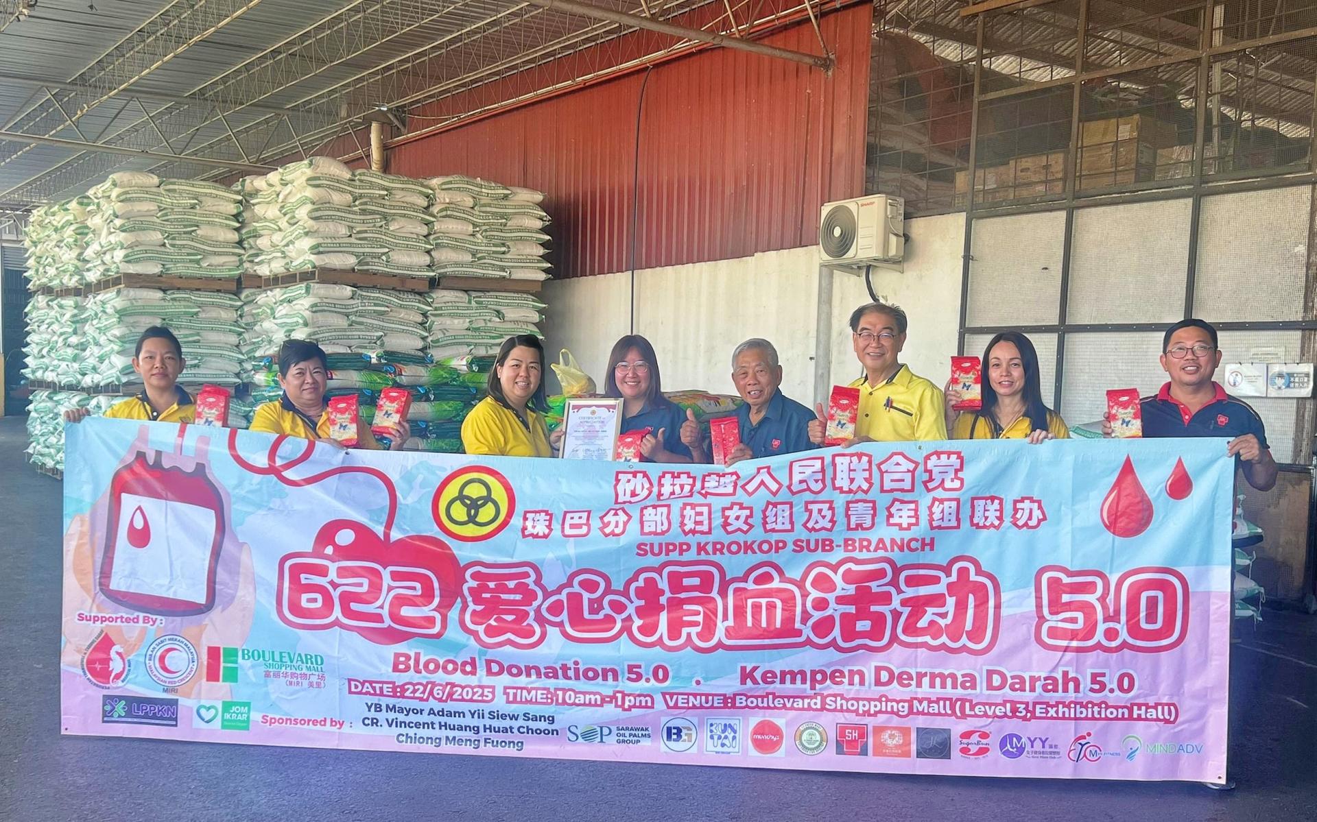 爱心捐血活动 5.0筹备会主席胡巧盈（左3）移交感谢状予同成發稻米贸易有限公司代表。
