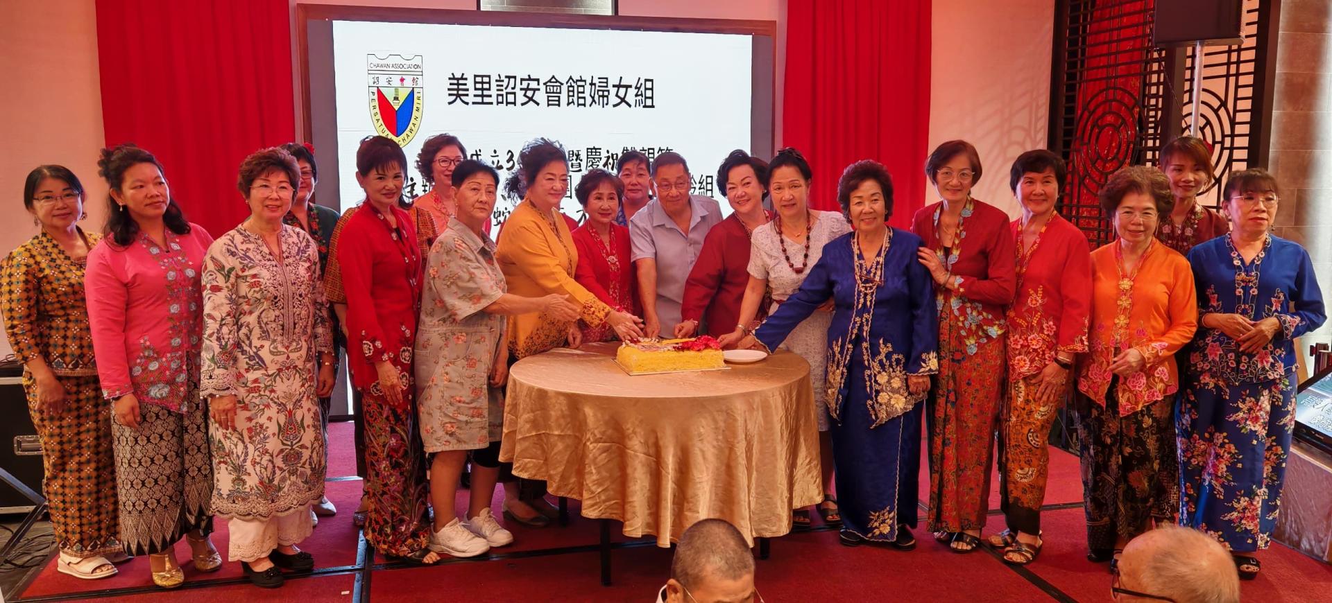 前排左6起为主宾沈翠薇，筹备会主席許美嬌、会长林贤  德、妇女组主任沈隆妹，以及众名誉主任及妇女组执委一起进行切蛋糕  仪式。
