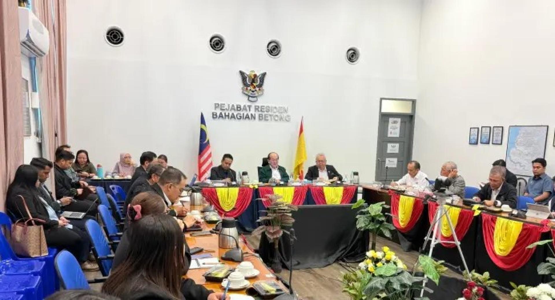 道格拉斯主持协调会议，为峇当沙里巴斯第一大桥正式启用和BDDA的启动仪式做准备。