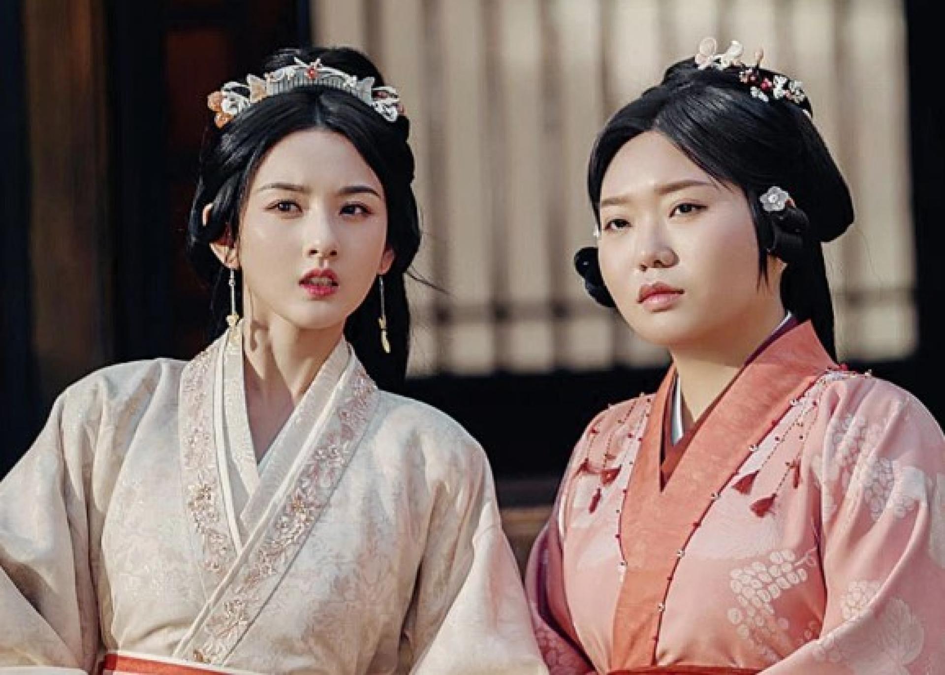 李雪琴（右）在《折腰》演出宋祖儿的丫鬟，但演出完全不逊色，成为剧中亮点之一。