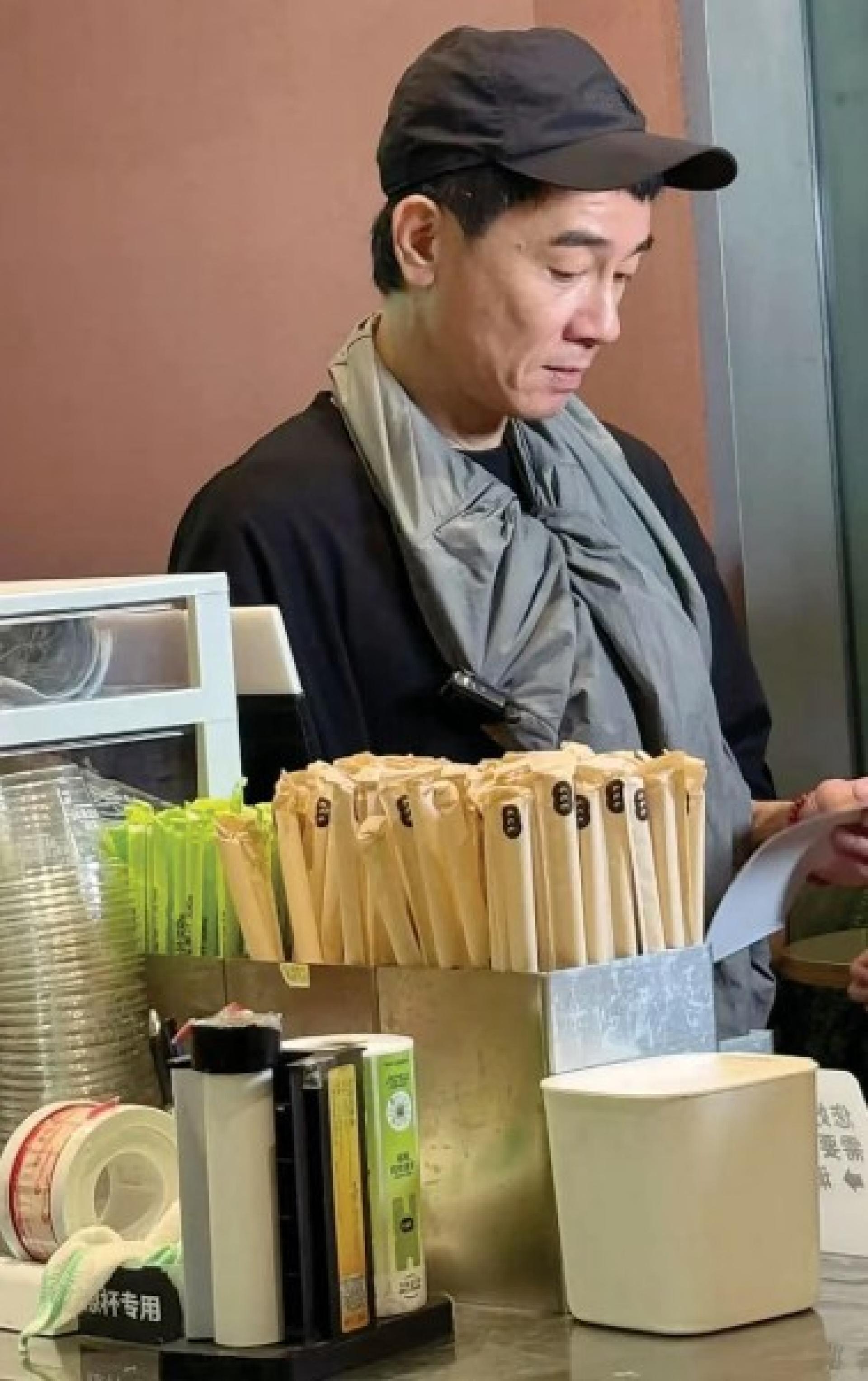 陈小春在果汁店被捕获。