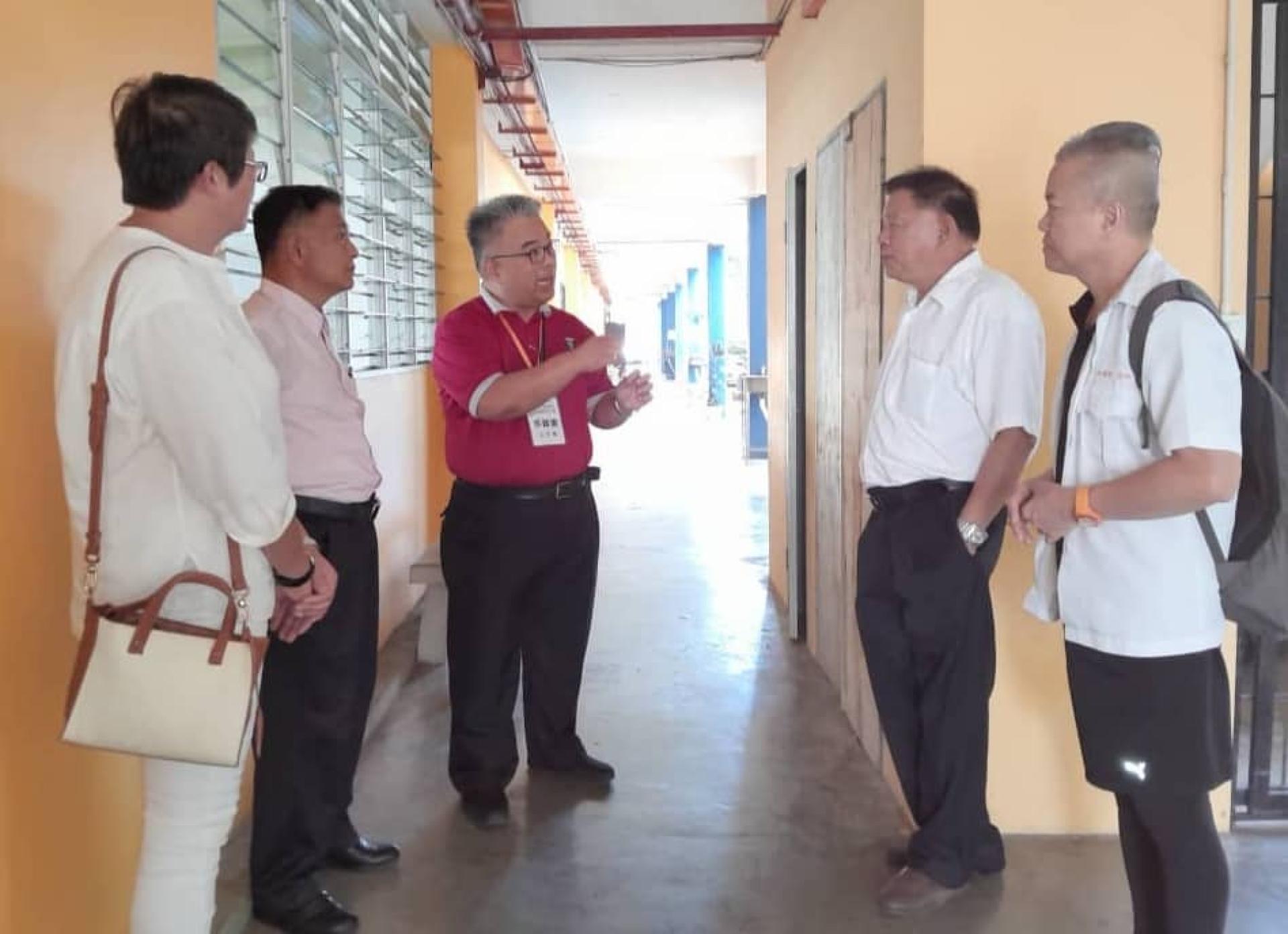 官晨阳校长（中）安排传统医师将为四中义卖会会诊场地。右起为田靖荣医师、筹委主席陈中兴；左起是叶美伺医师、筹委顾问刘祐宏。