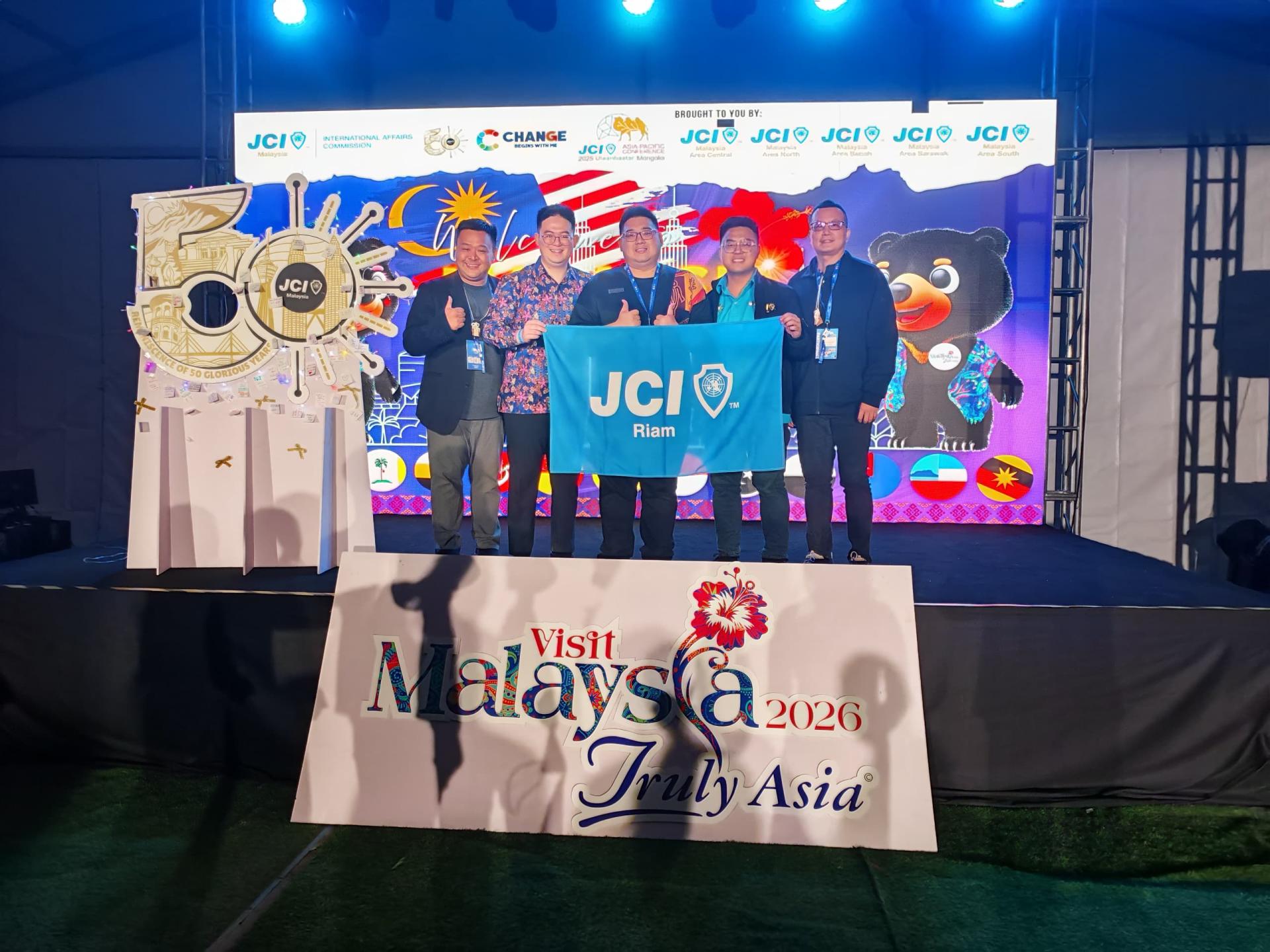 左起为美里廉律国际青年商会新会员陈豪安，全国总会  长陈伟健青商参议员，会长许勋耀，砂区主席陈敬杰，会友林楷洋一同  出席大马之夜。