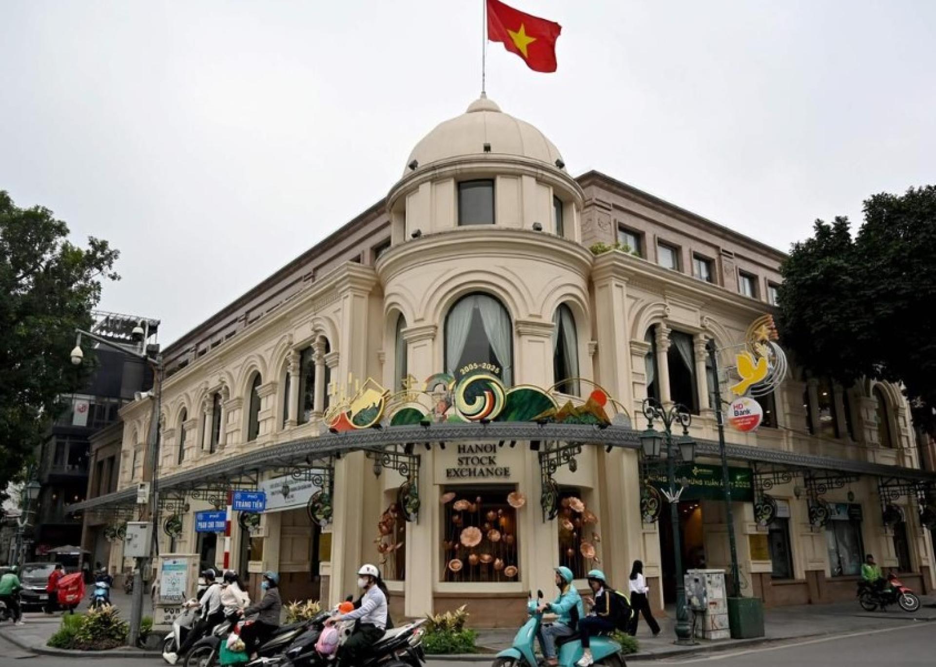 越南政府据报已组织与当地企业会谈，希望提升国产零部件供应，企业虽表示愿意合作，但强调需要时间和技术支持。图为河内证券交易所。