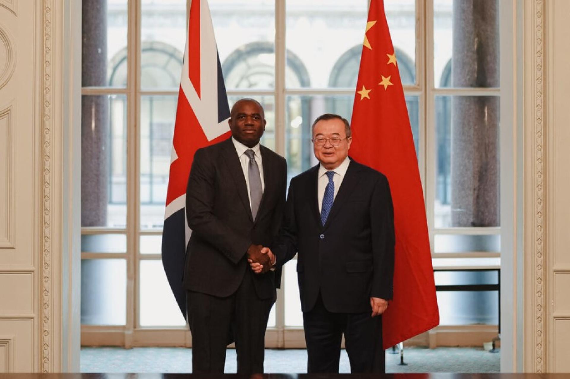 中共中央对外联络部部长刘建超（右）6月上旬访英期间，10日与英国外交大臣拉米（左）会晤。