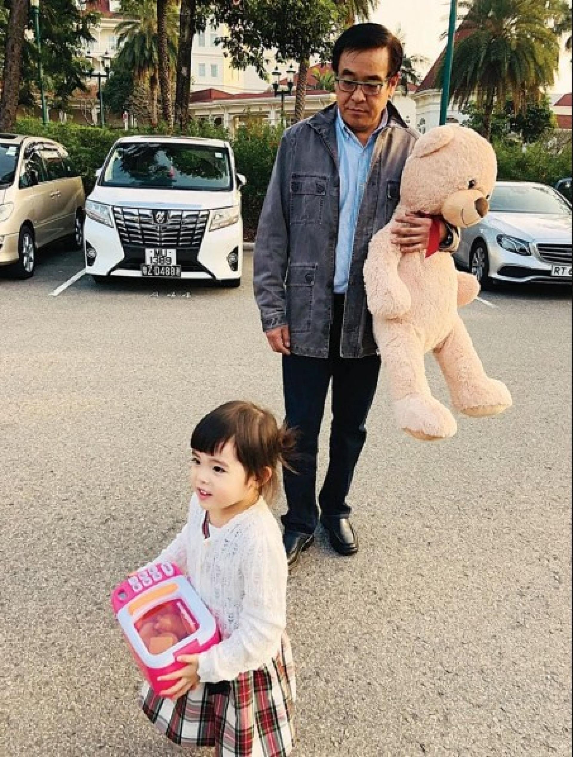 尔冬升对女儿十分疼爱。