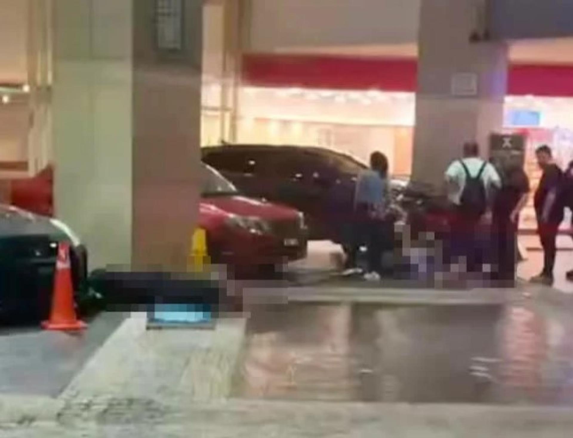 一名疑似其中一名死者妻子的女性，蹲着靠在死者身旁嚎啕大哭，还哭喊“老公啊！”