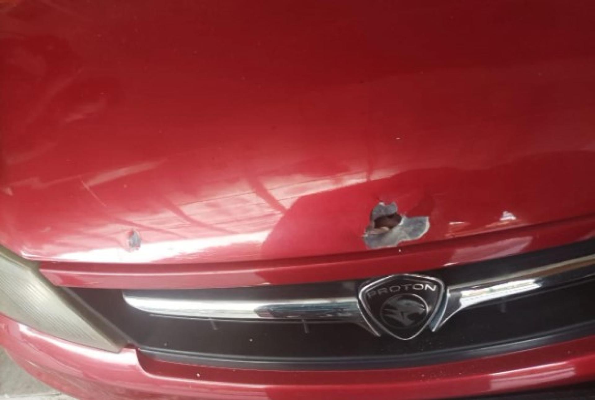 靠近案发地点的一辆轿车，其引擎盖、挡风玻璃及左侧后视镜处留有明显弹孔，疑为枪手开枪时所造成。