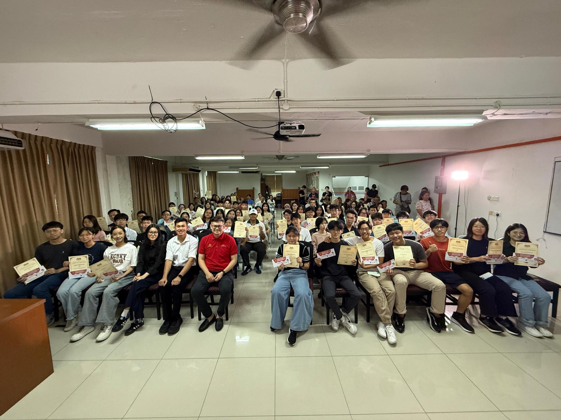 古晋市国会议员俞利文的服务中心昨天（16日）移交2024年大马教育文凭（SPM）资优生奖励金予选区上符合资格的学生。由于得奖者众多，因此仪式分为两次进行。