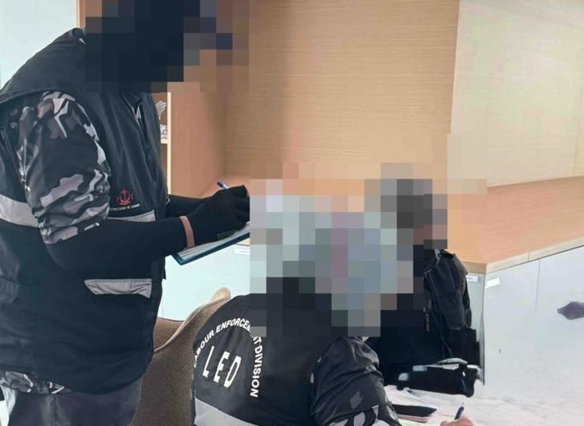 执法人员进行检查