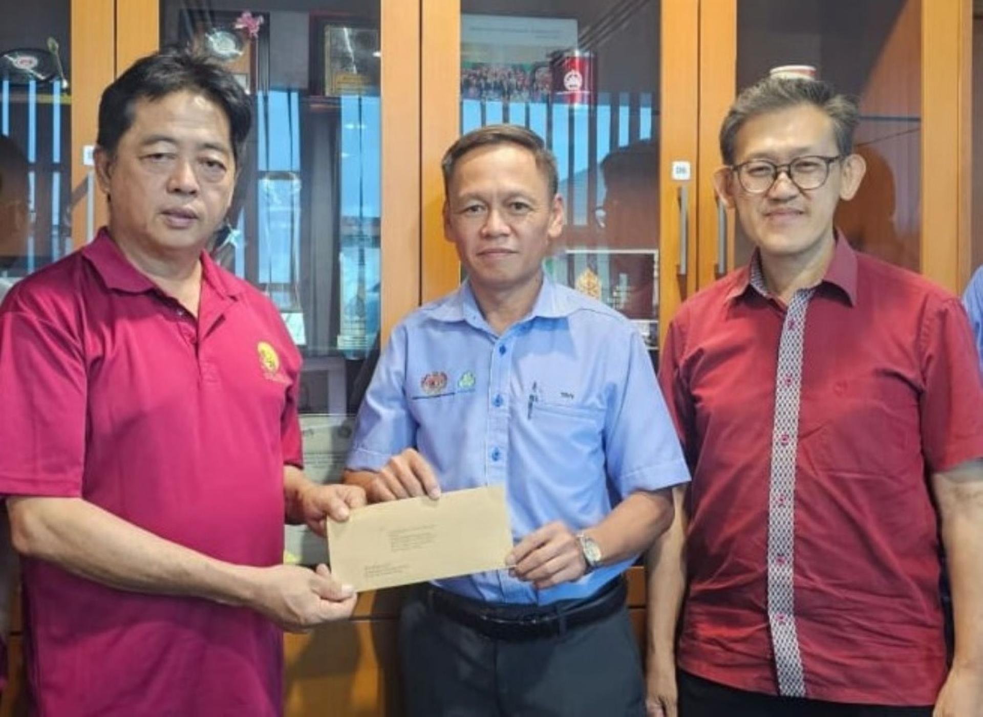许义华（左）移交邀请社险设流动柜台函予社险砂局长陈邦正，右为薛华东。