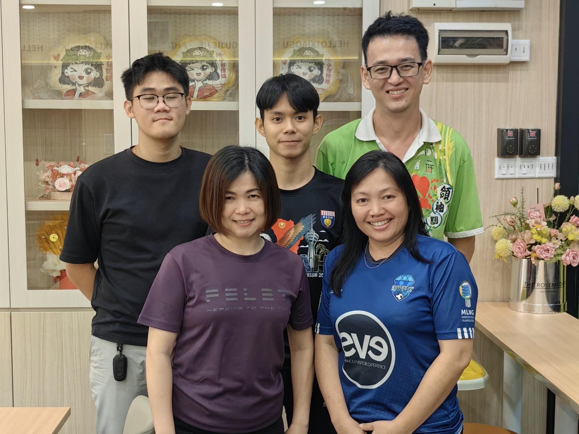 美里排球总会筹备会成员合影，前排左一是筹备会主席苏欣仪。