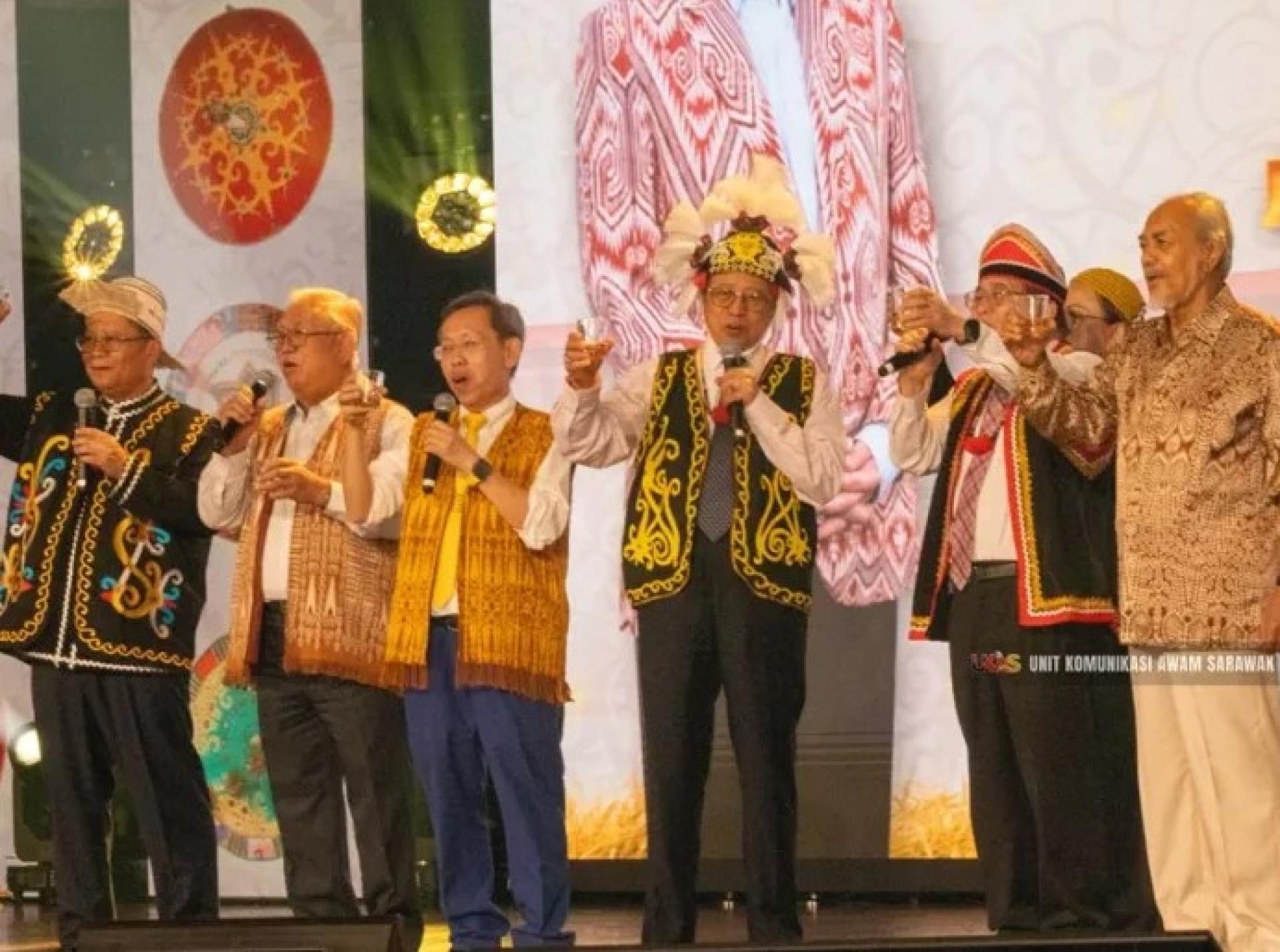 阿邦佐哈里（右3）与砂拉越领导人在州议会综合大楼的达雅丰收节庆典上举杯庆祝，2025年6月17日。